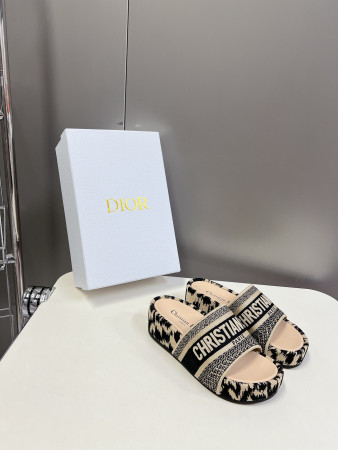 ua D*or platform sandals