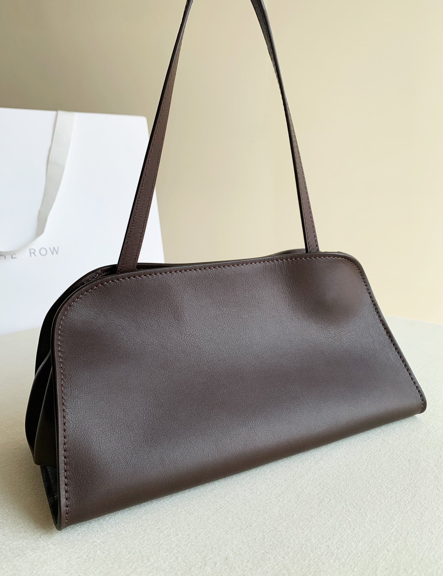 T*e R0w peggy clutch in leather 28x13x14cm
