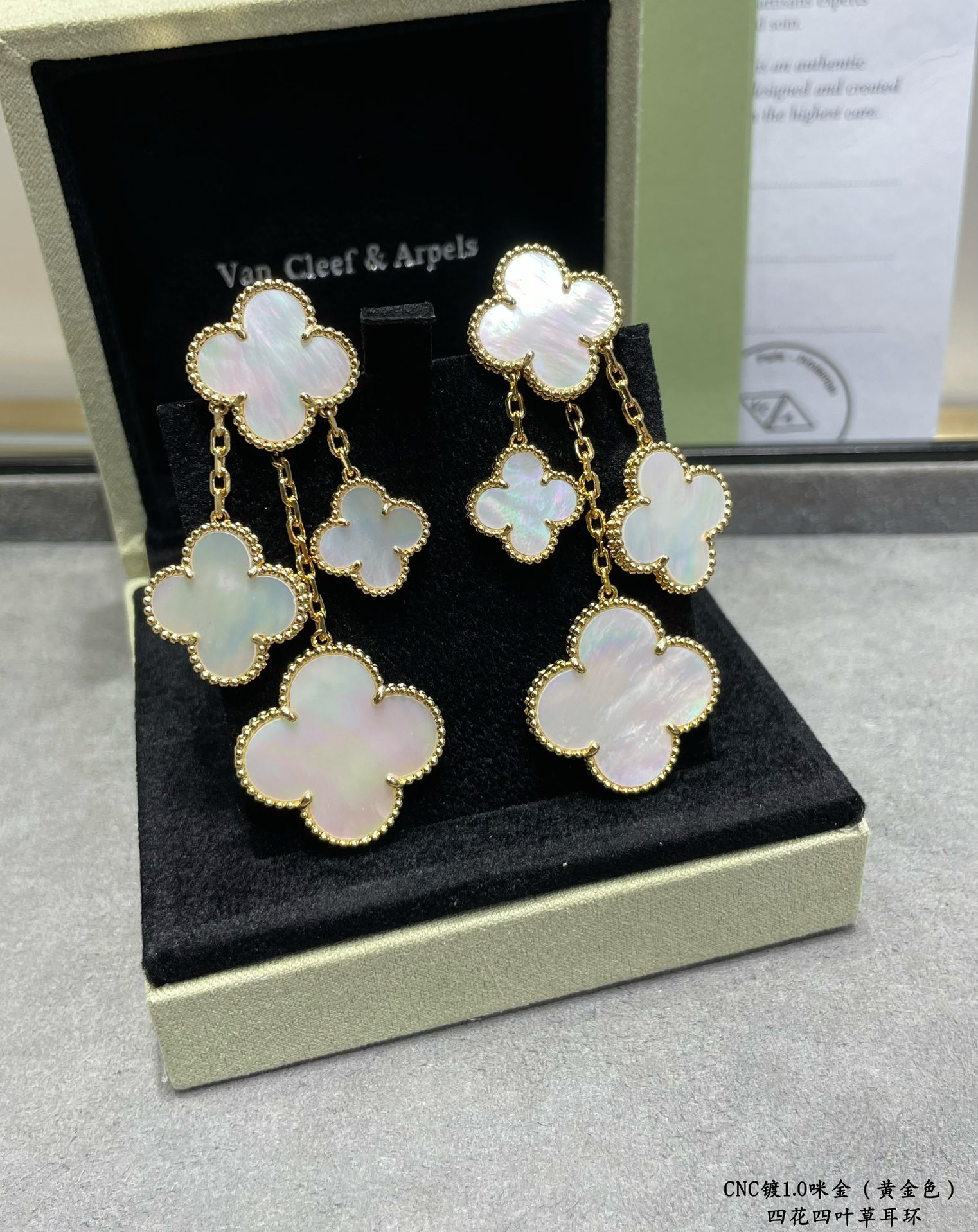 V*N CL*F & arpels high-grade white fritillary four-flower four-leaf clover earrings