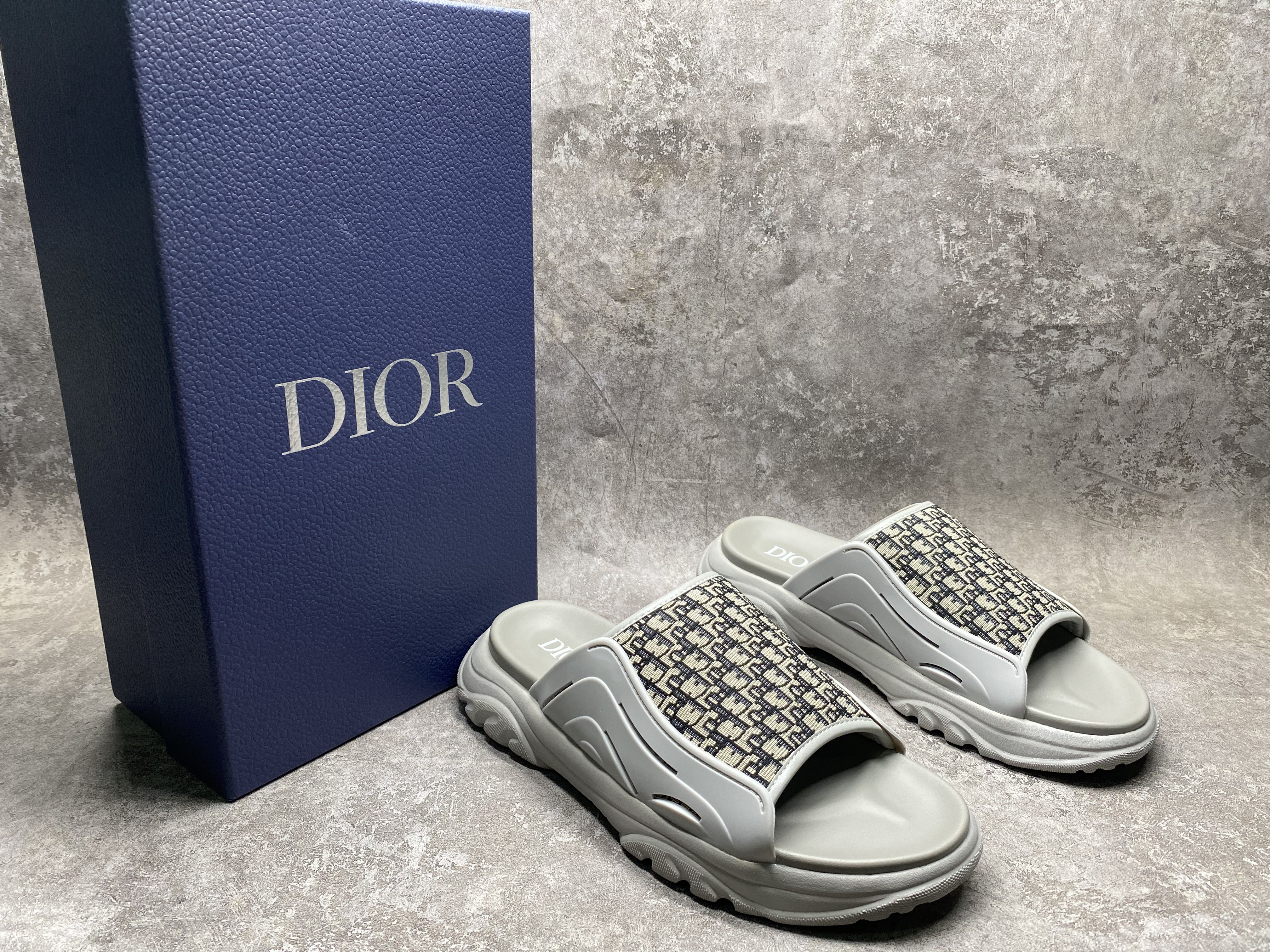 ua D*or sandal