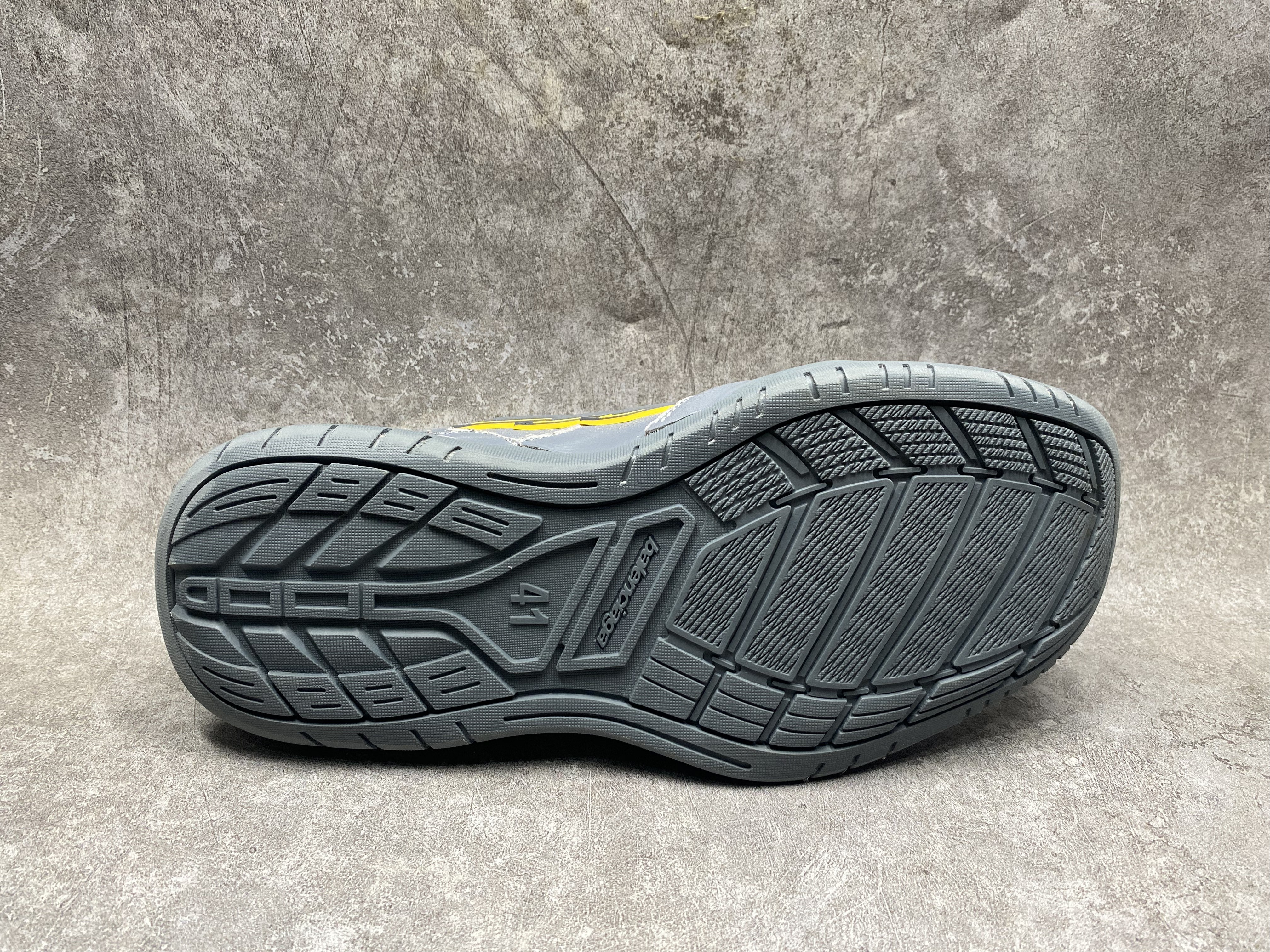 ua Ba*len*cia*ga hamptons worn-out sneaker in grey/yellow(run one size large)