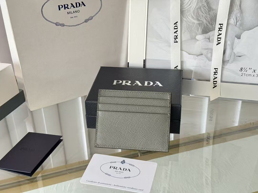 Pra*a card holder