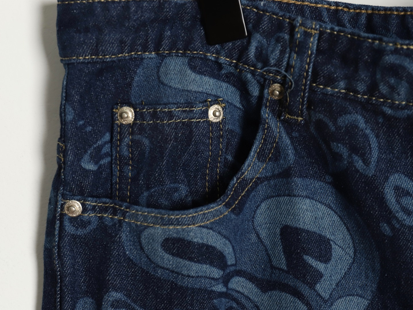 G*u*i shorts