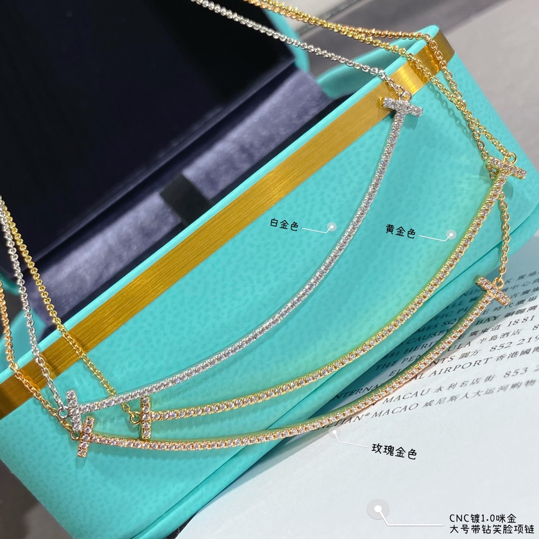 t*f*ny & co. large smile with Di*m*nd necklace