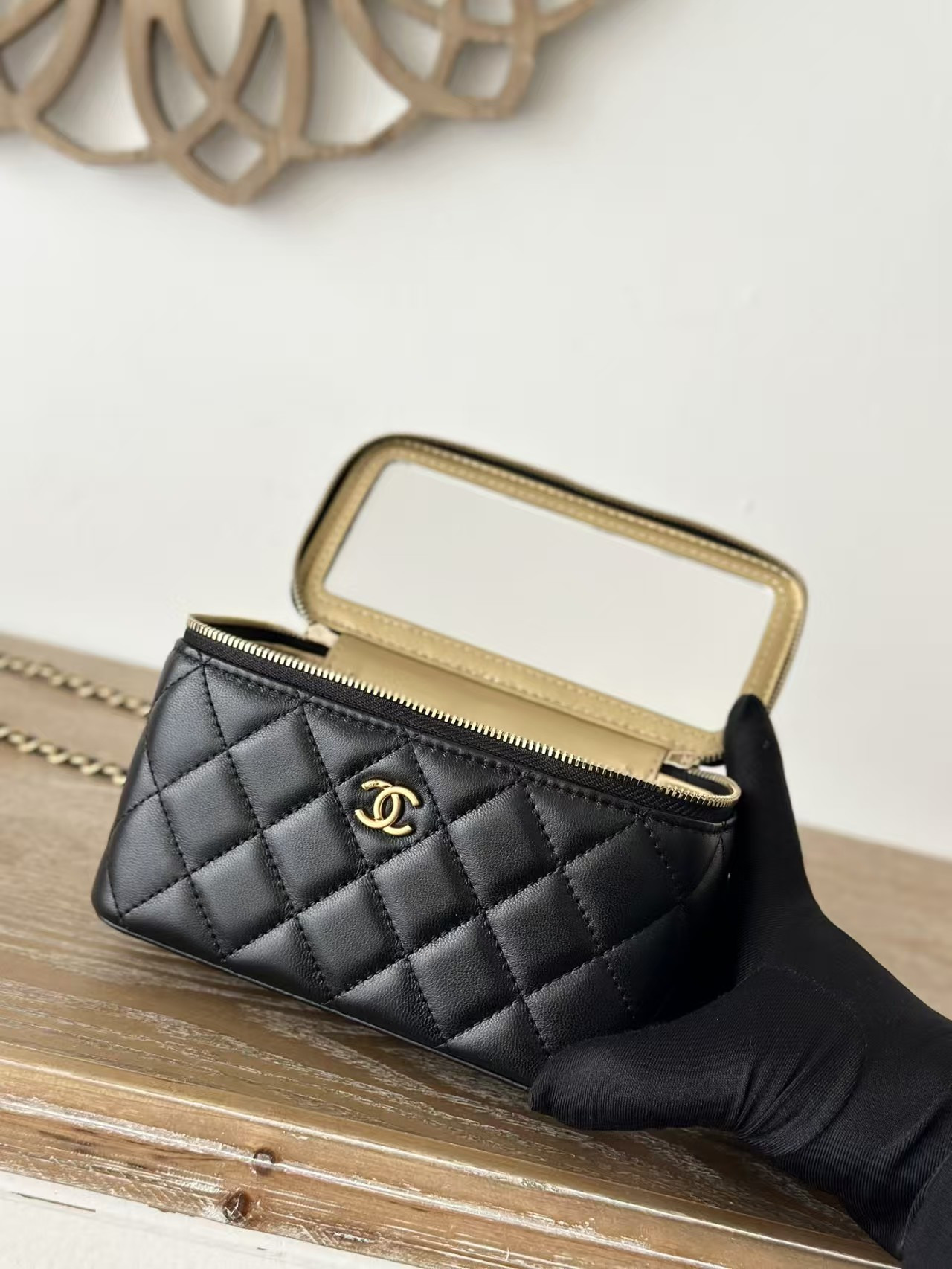 Ch*el vanity with chain 9.5x17x8cm