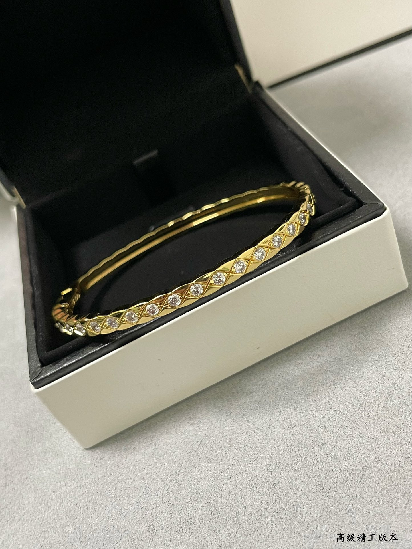 ch*el carved finely carved narrow Di*m*nd bracelet