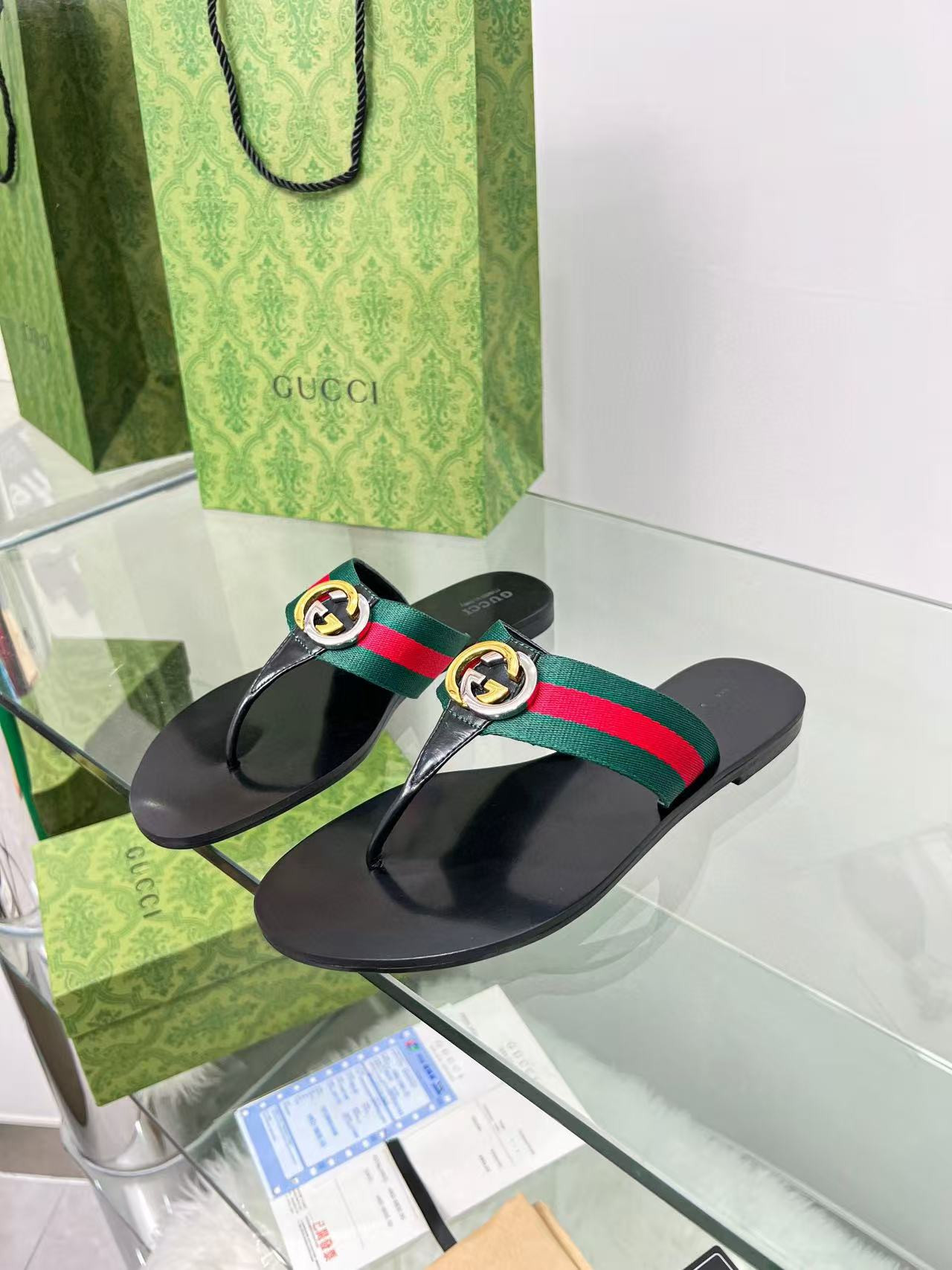 ua G*u*i sandal