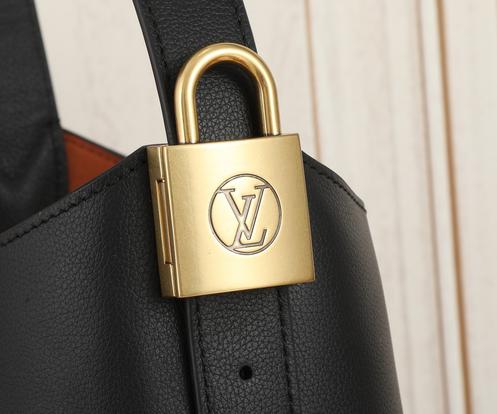 LV small low key hobo M25352 24x28x16cm