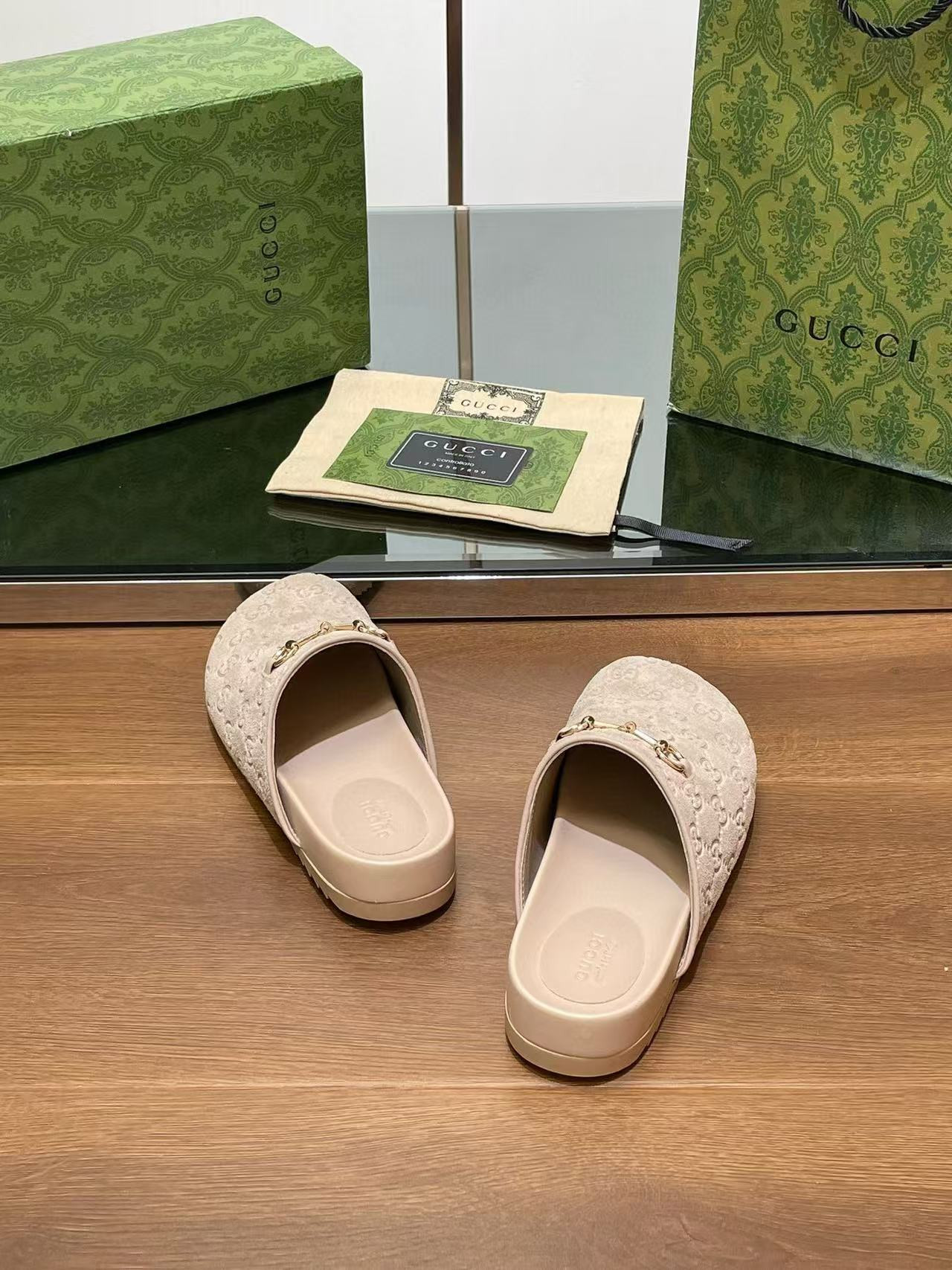 ua G*u*i slipper