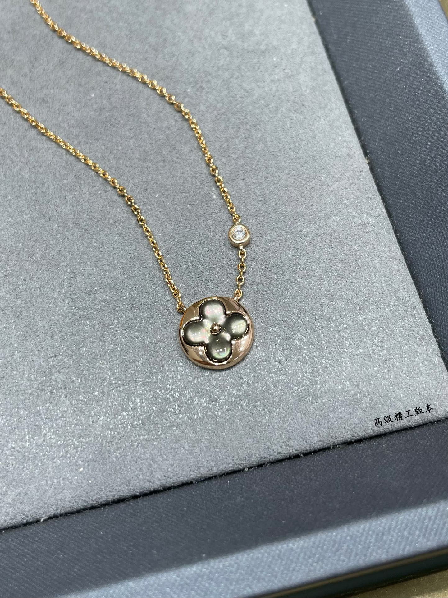l0*is V*t0n natural gray shell round necklace