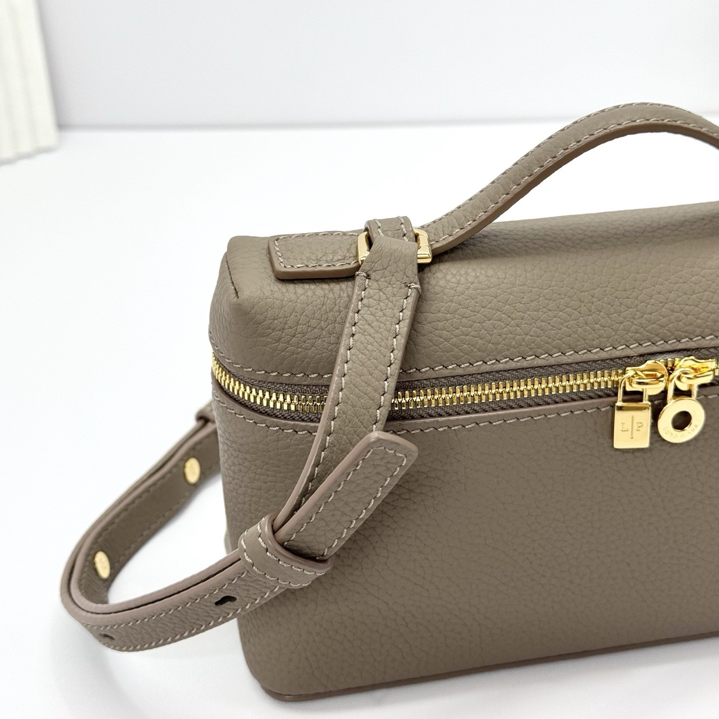 L**o p*ana extra pocket l19 grained calfskin 11 x 19 x 6.5 cm