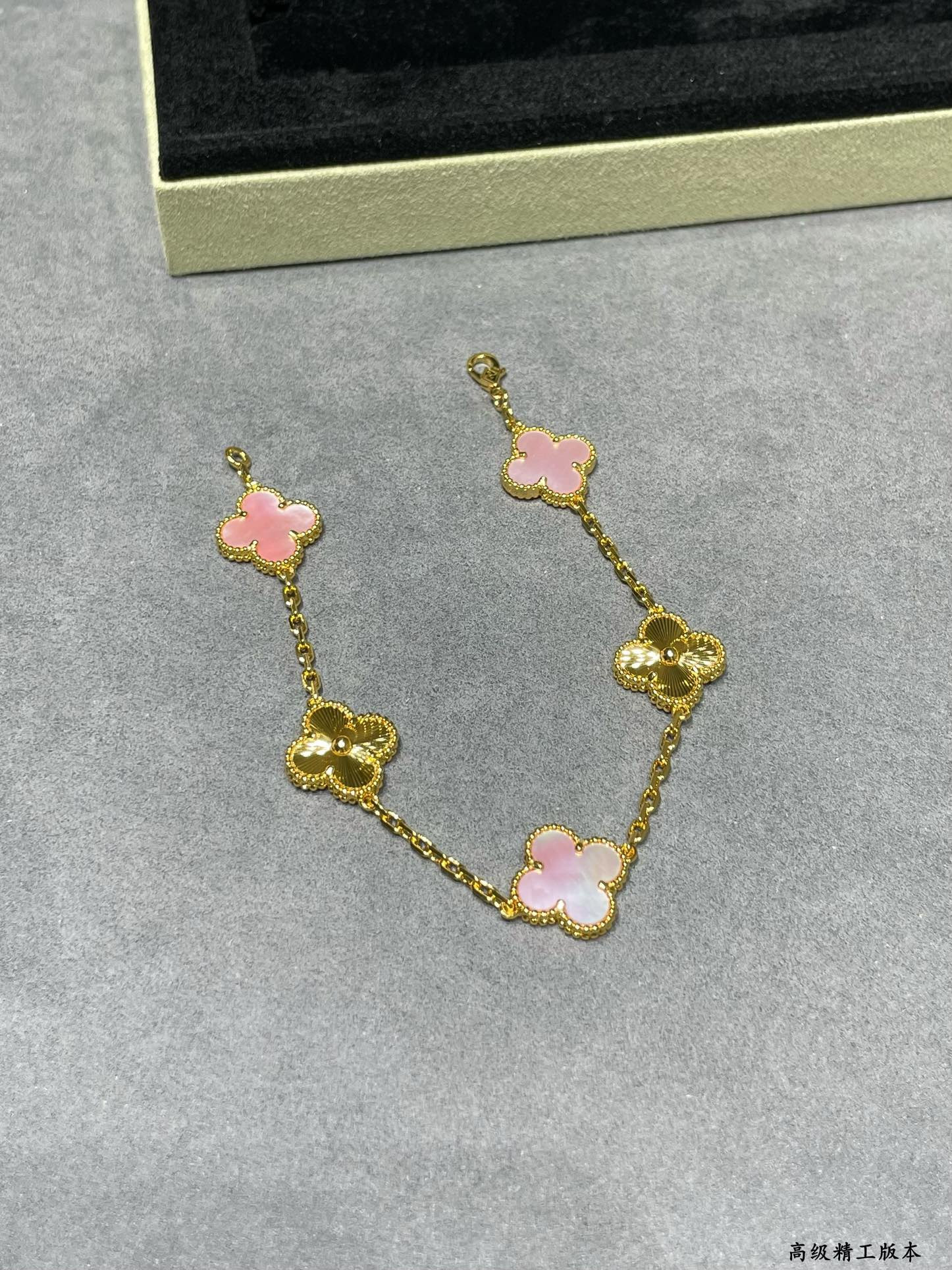 V*N CL*F & arpelsnatural pink shell spacing car flower five flower four leaf clover bracelet(no refund or exchange)
