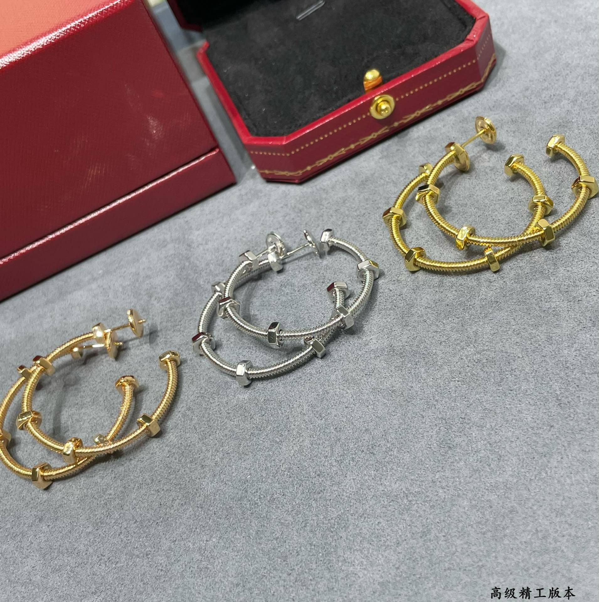 Ca*t*er screw earrings