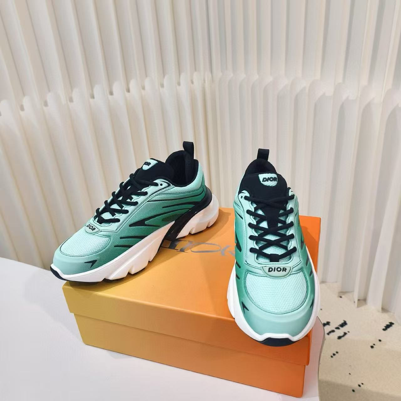 ua D*or sneaker