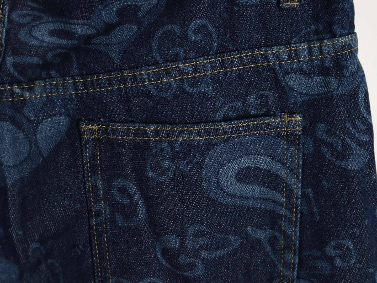 G*u*i shorts