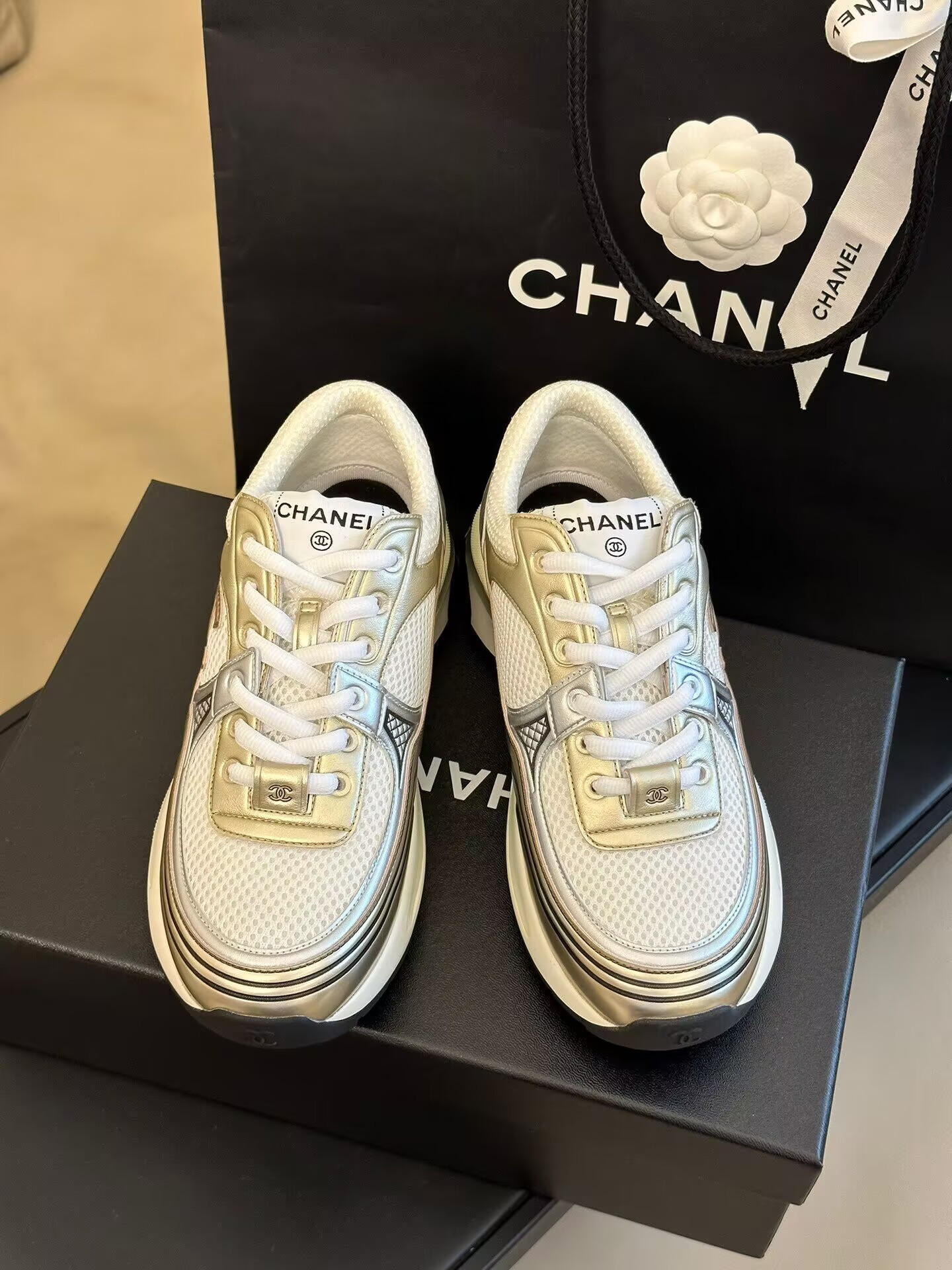 Ch*el cc runner gold laminate