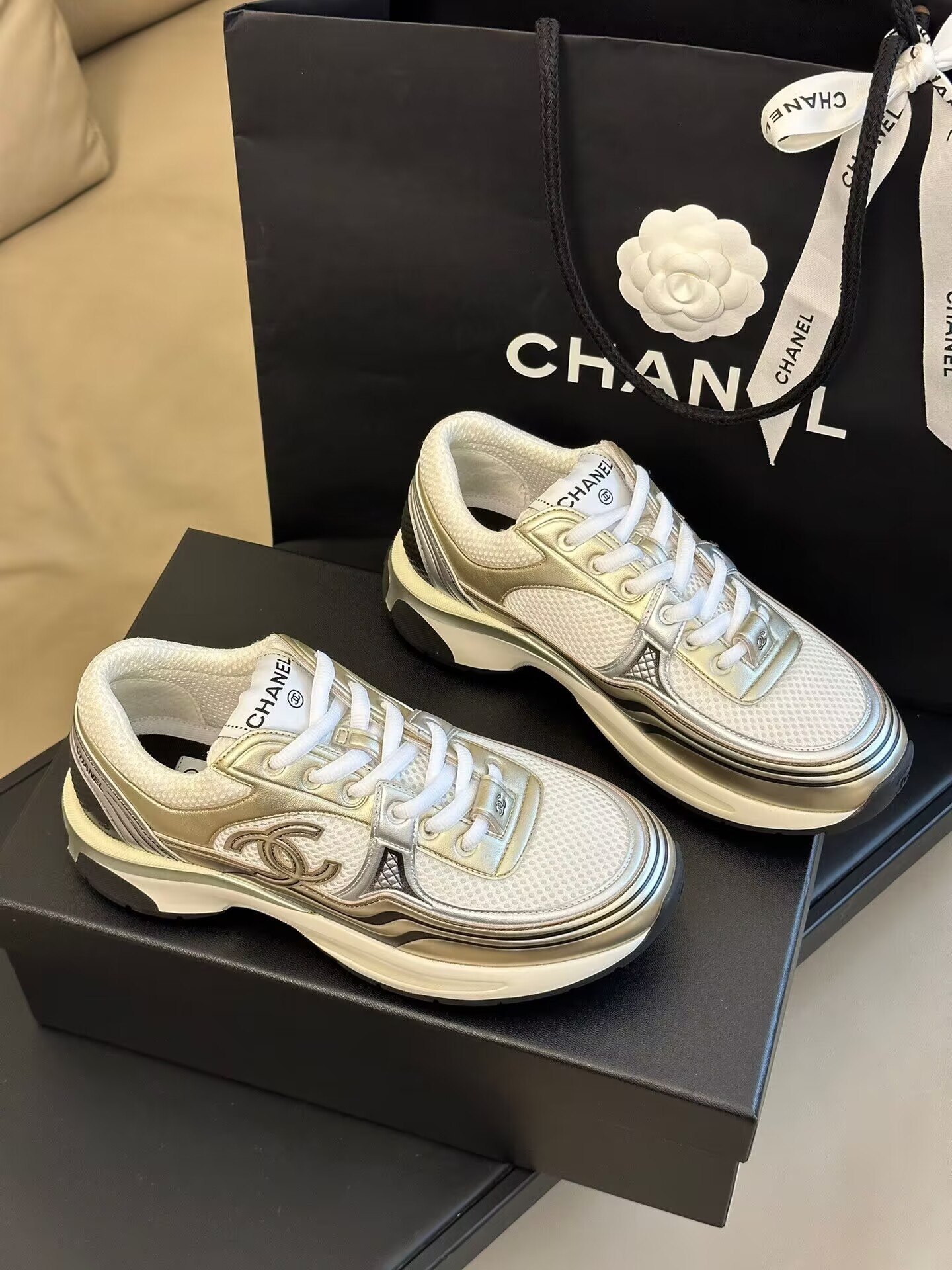 Ch*el cc runner gold laminate