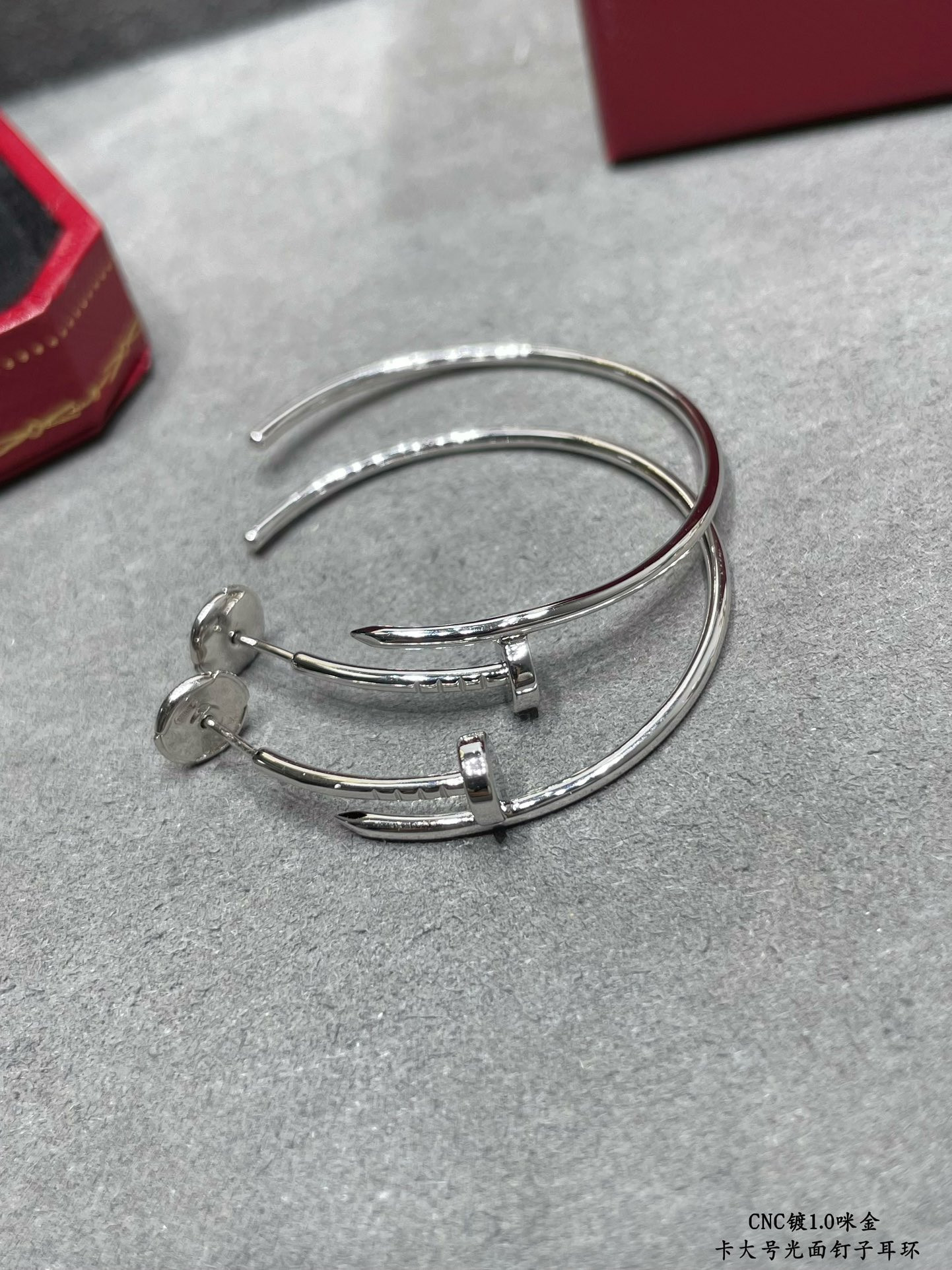 Ca*t*er large size smooth nail earrings