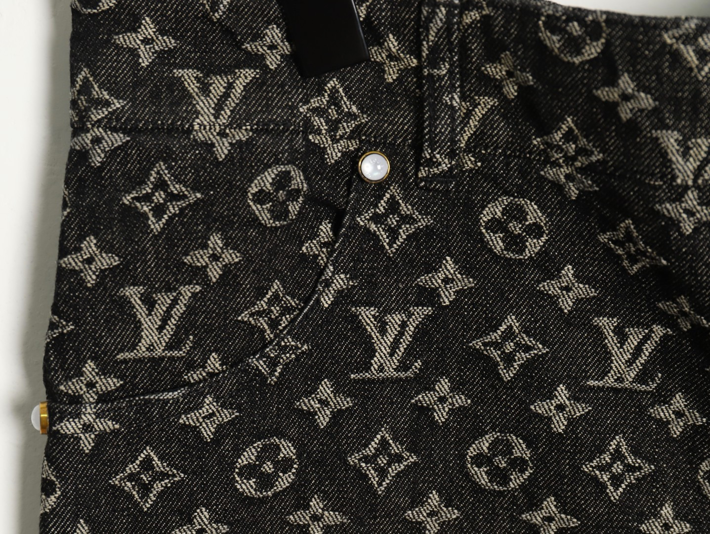 l0*is V*t0n lv shorts