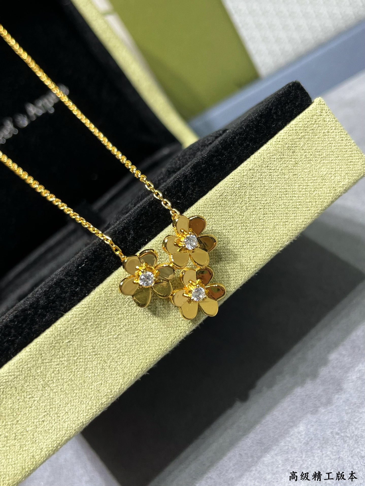 V*N CL*F & arpels three-leaf clover necklace