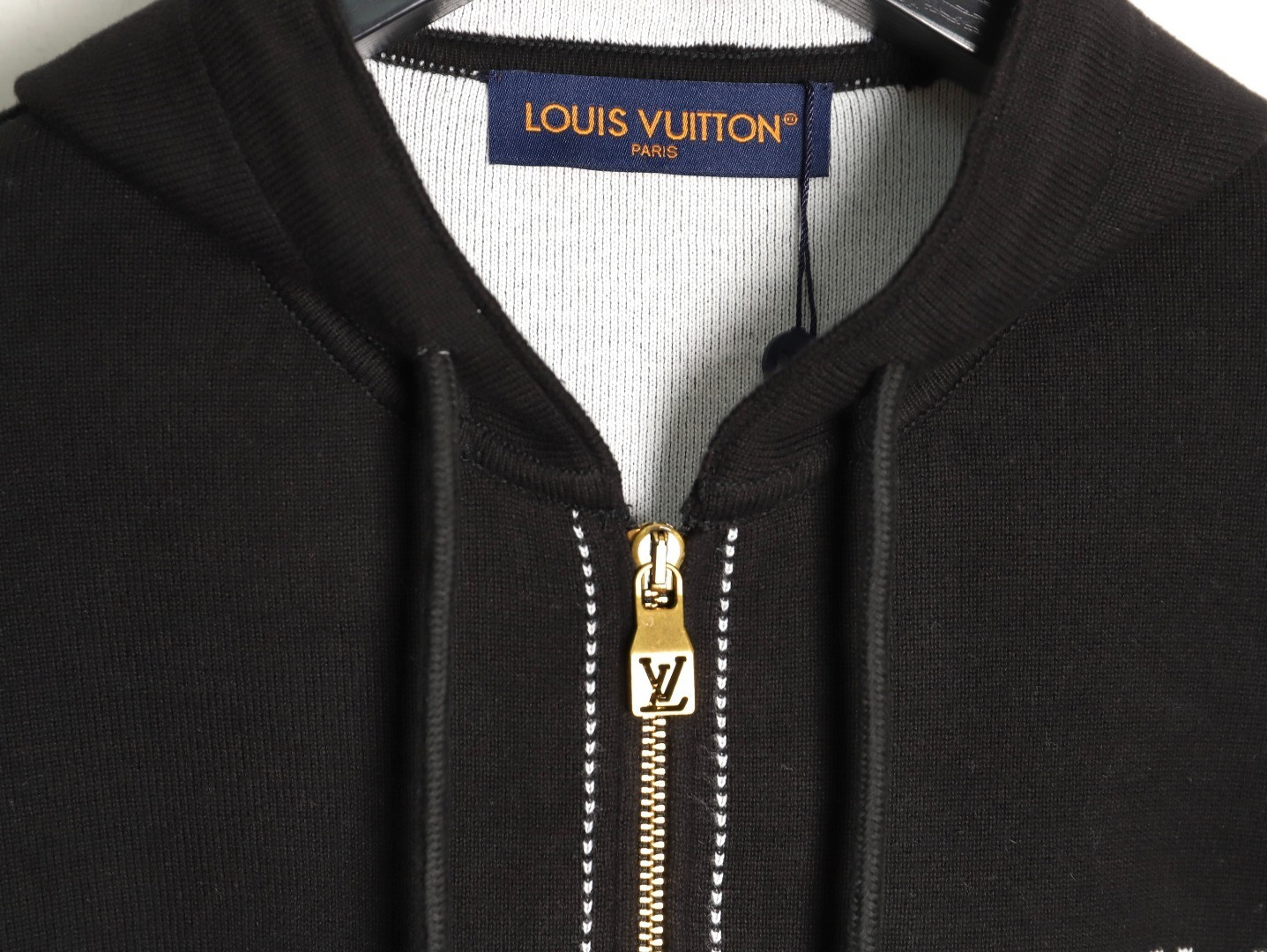 l0*is V*t0n coats