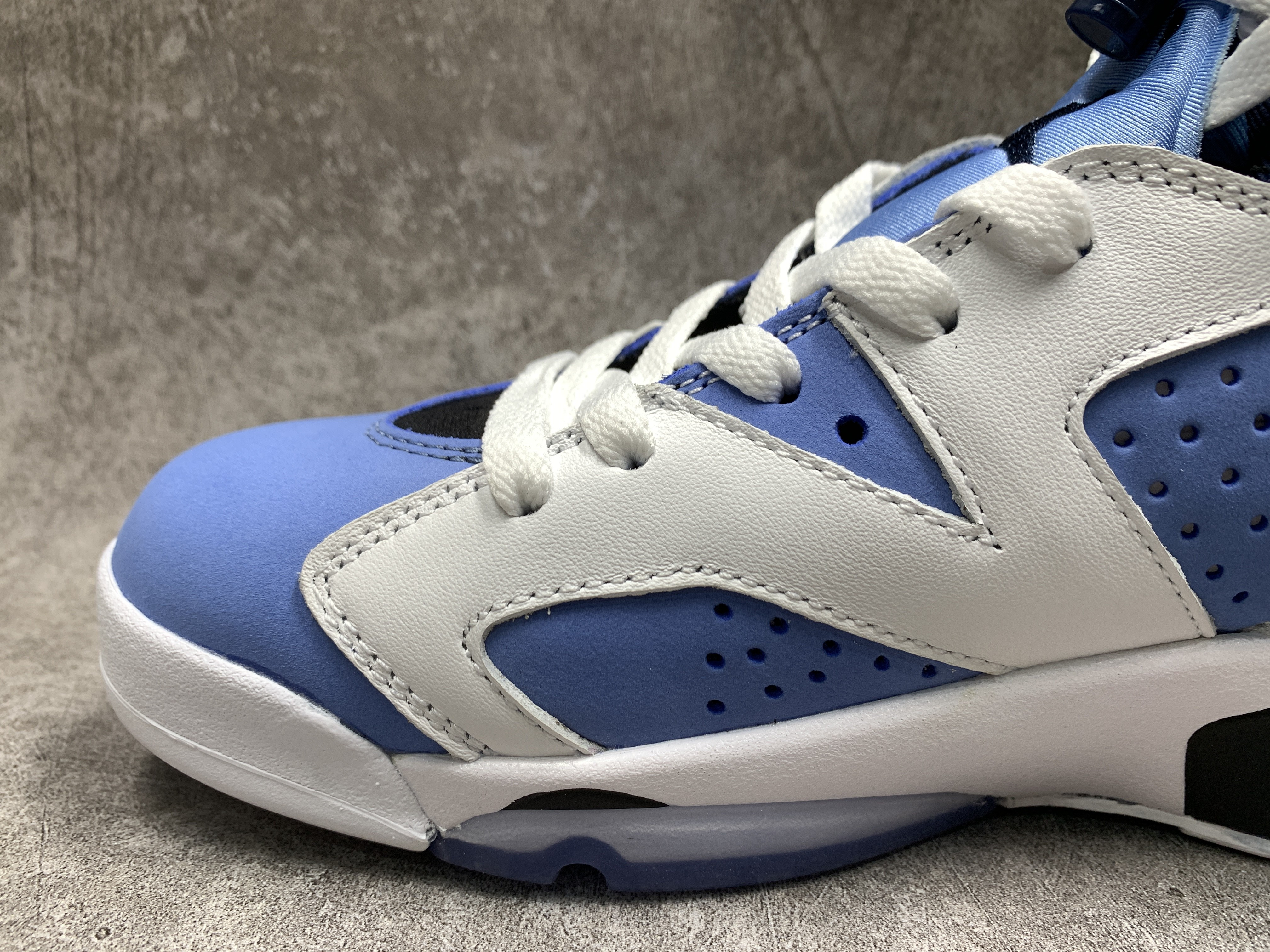 Air Jordan 6 UNC