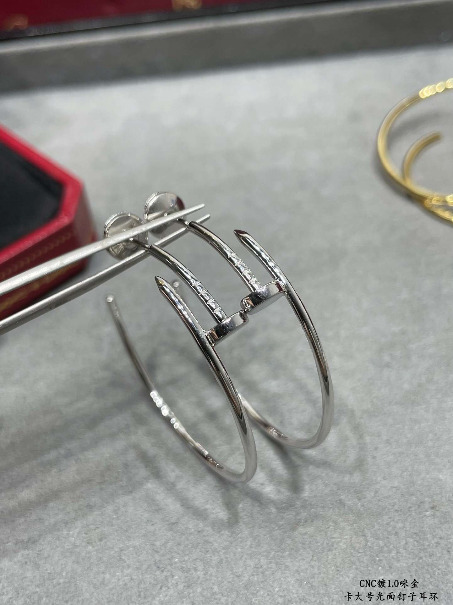 Ca*t*er large size smooth nail earrings