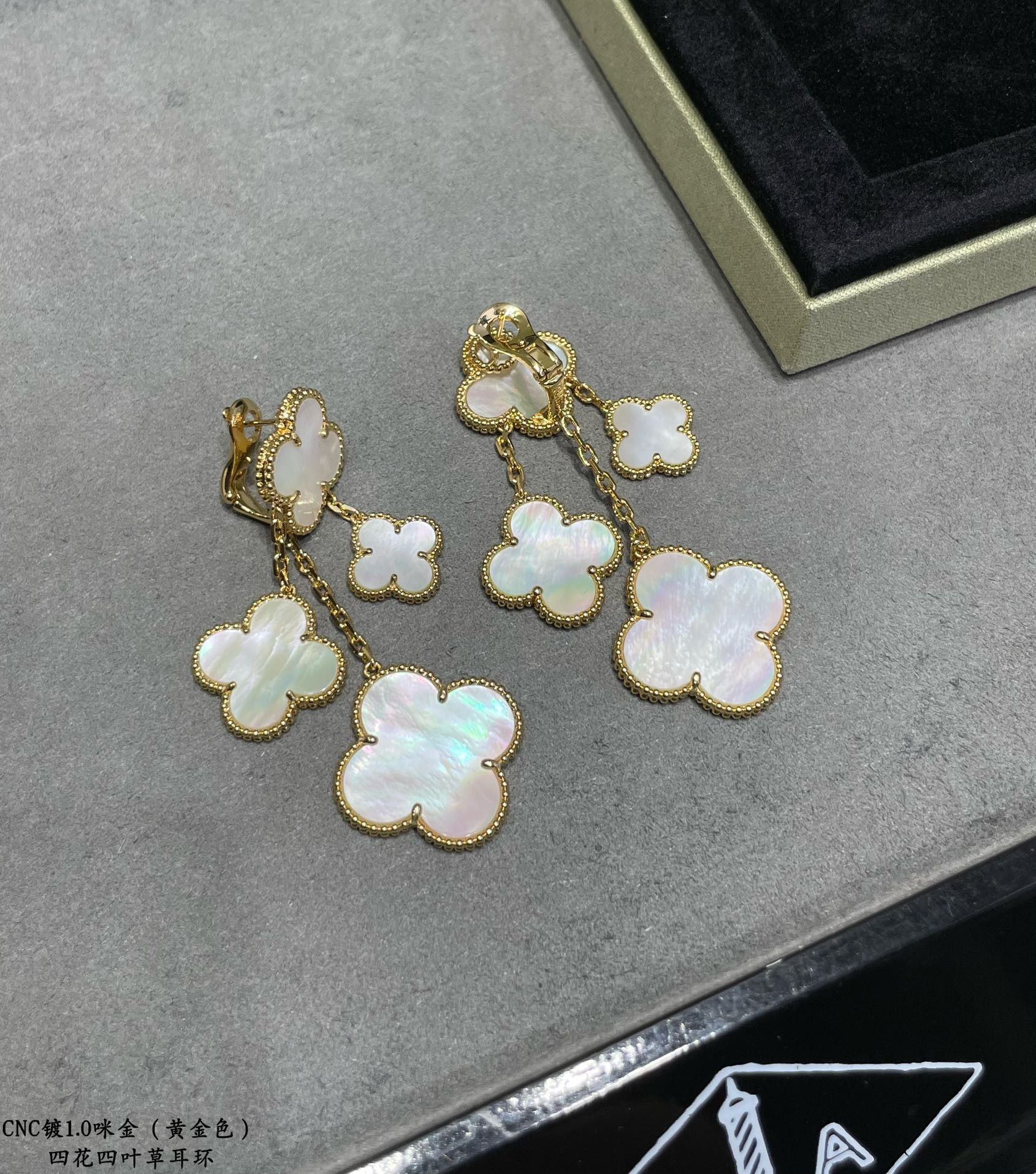 V*N CL*F & arpels high-grade white fritillary four-flower four-leaf clover earrings