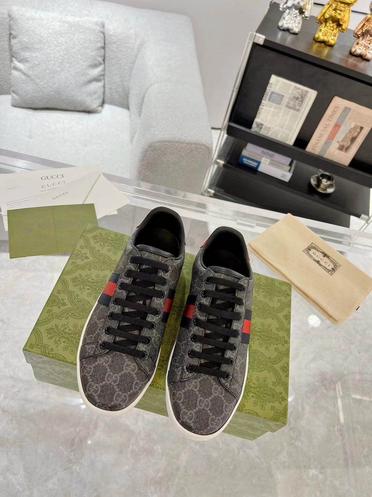 ua G*u*i sneaker with web