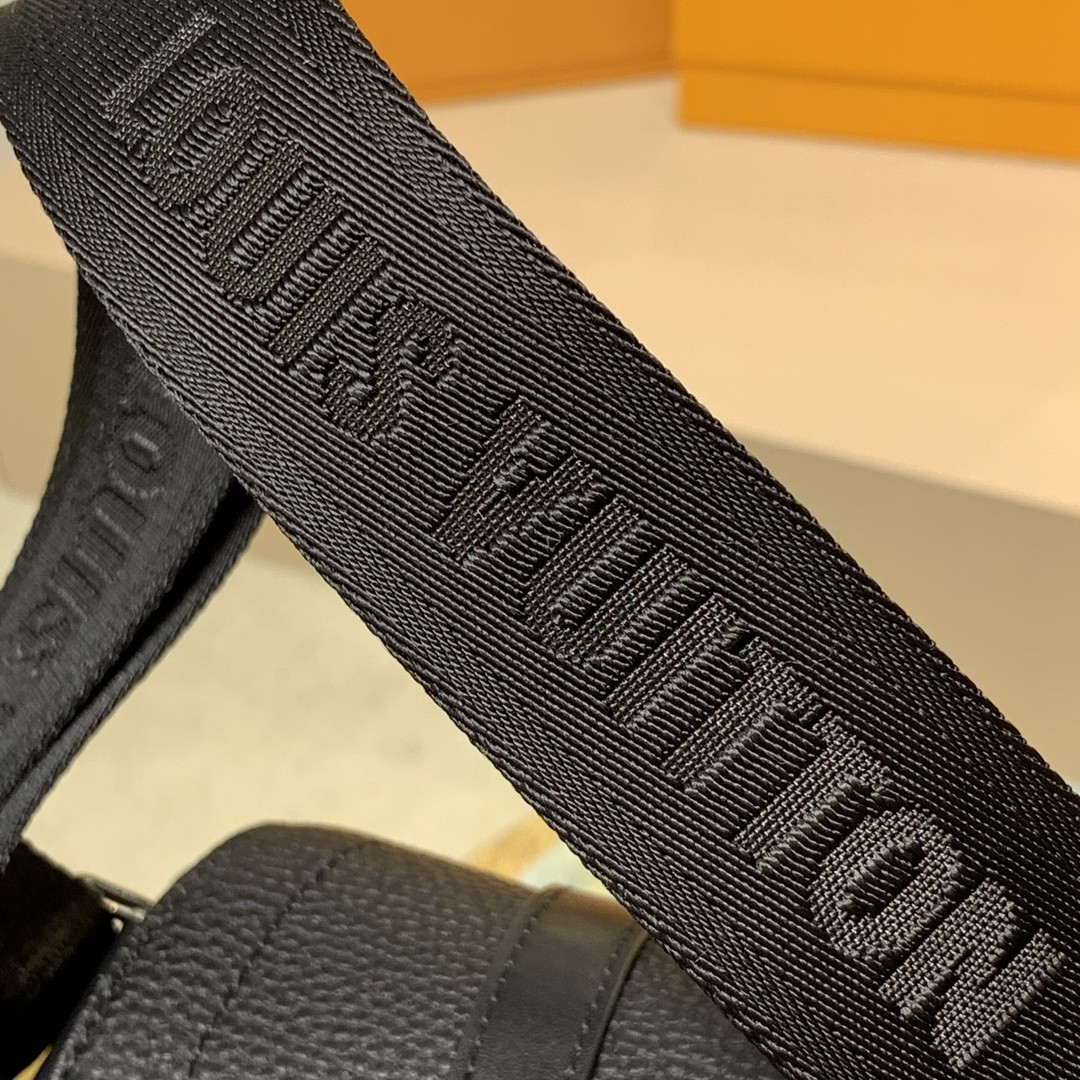 LV CHRISTOPHER MESSENGER M58476