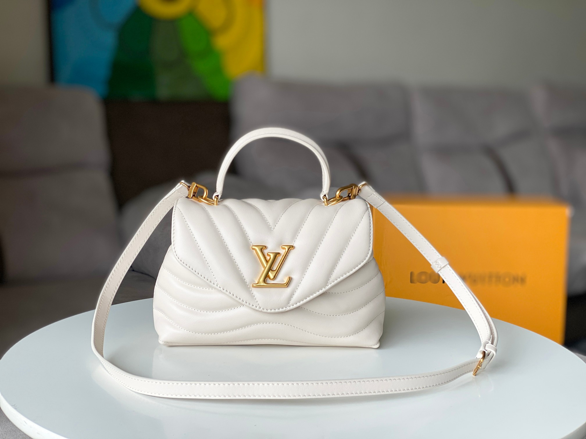 LV Hold Me M21797 23x15x10cm