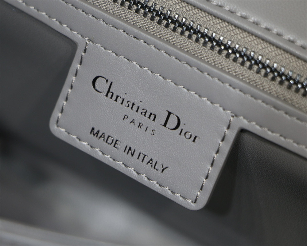 medium d*or caro bag grey S*pple cannage calfskin with black hardware 25.5 x 15.5 x 8 cm