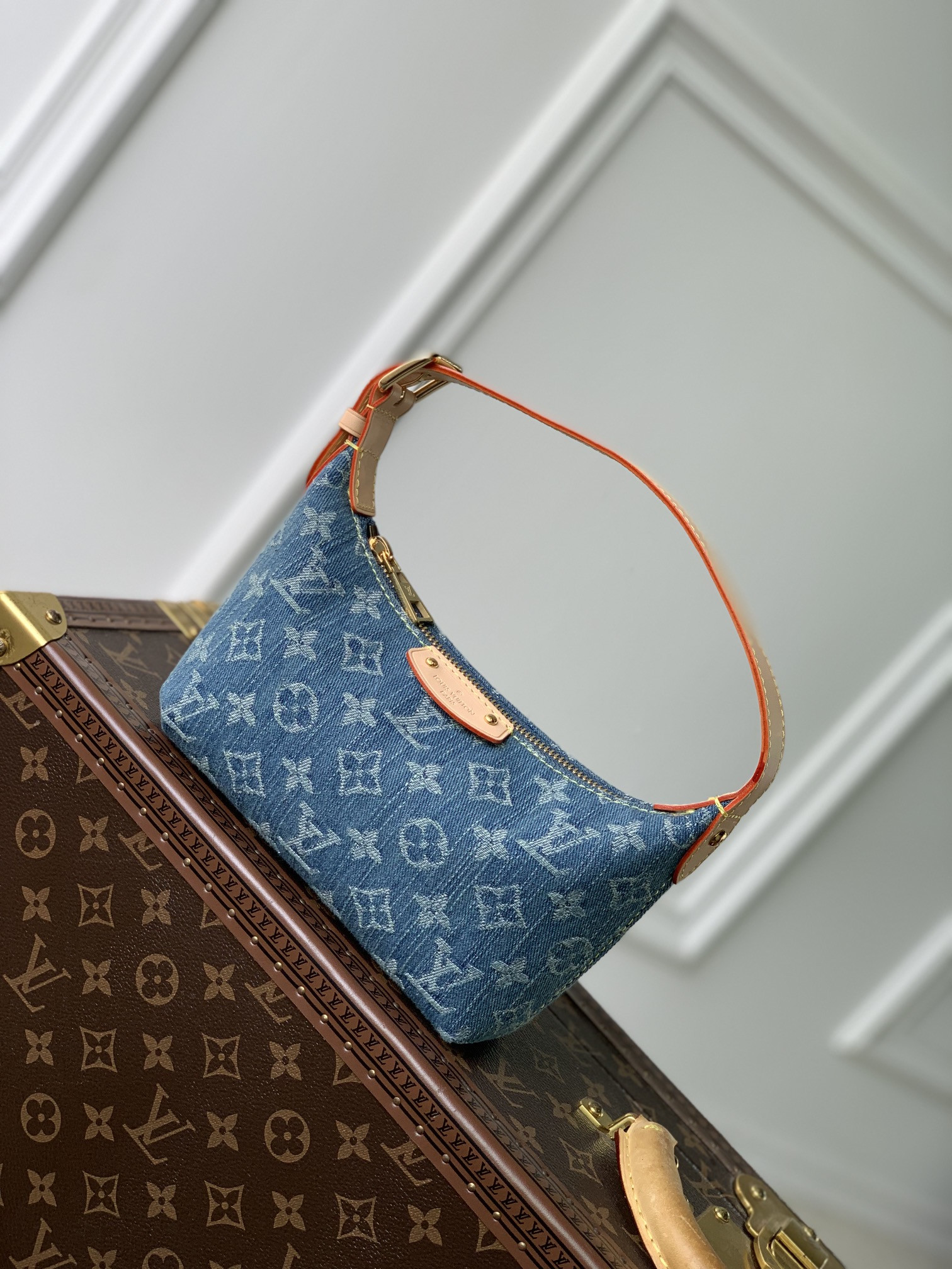 l0*is V*t0n m82949 hills pochette 7.3 x 4.3 x 2.6 inches