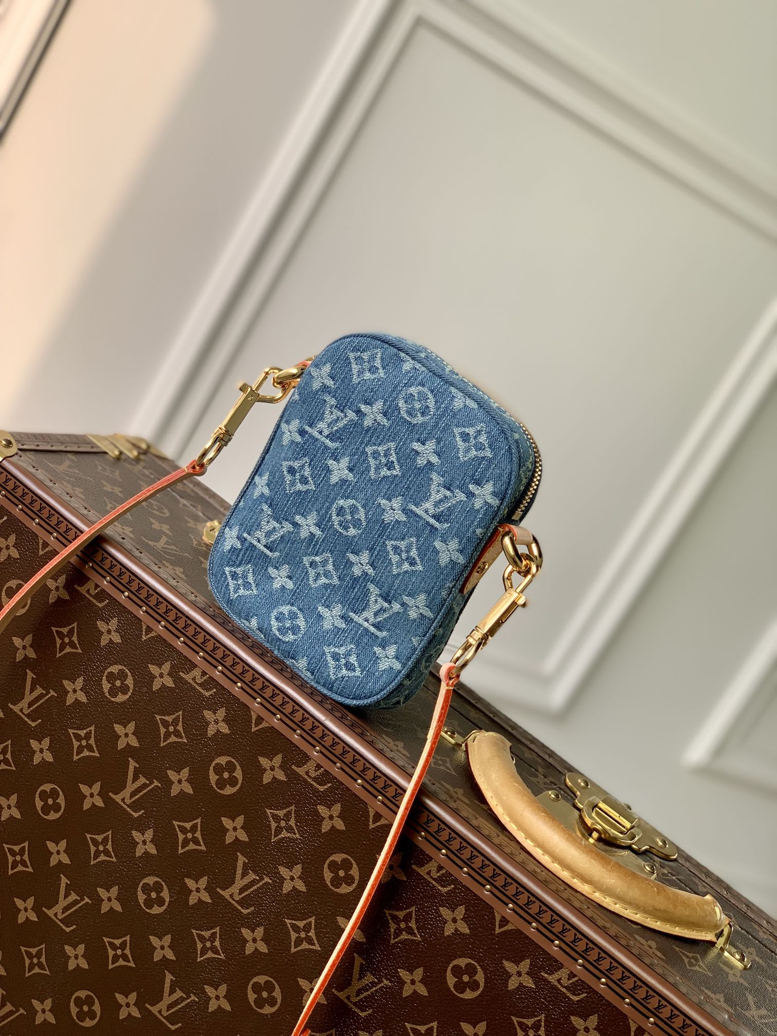 l0*is V*t0n m82948 fairfax pochette 5.5 x 7.1 x 1.1 inches