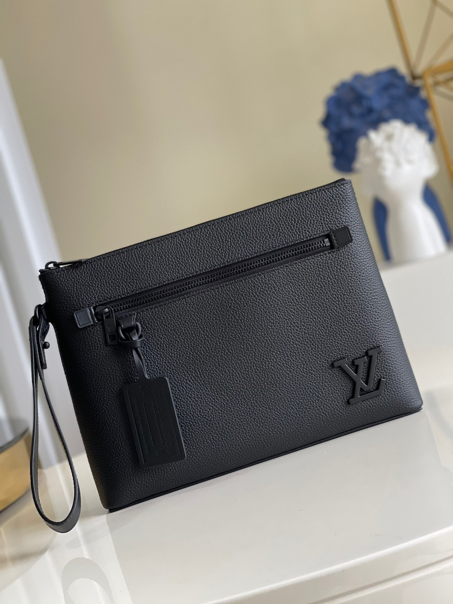 LV M69837 30 x 22 x 5 cm