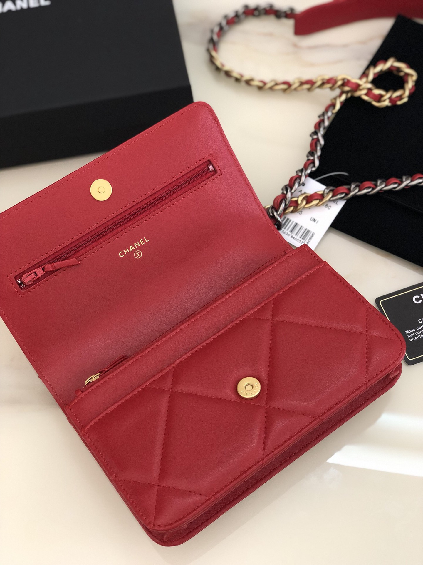 Ch*el classic wallet on chain red 4.8 × 7.5 × 1.4 in