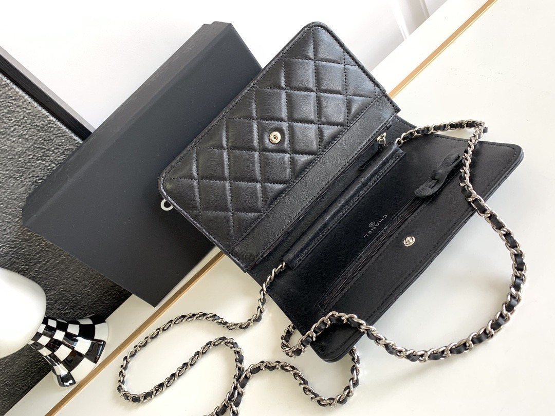 Ch*el classic wallet on chain 4.8 × 7.5 × 1.4 in