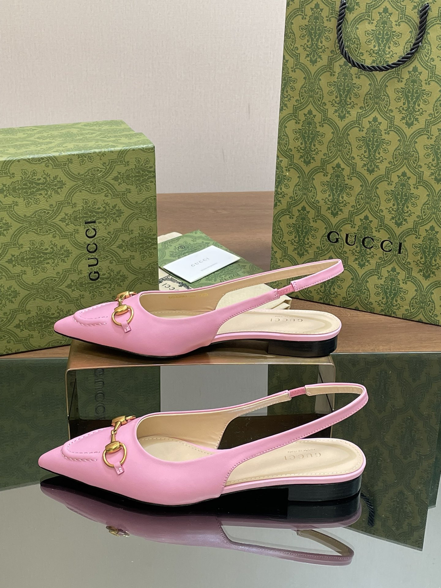 ua G*u*i women
