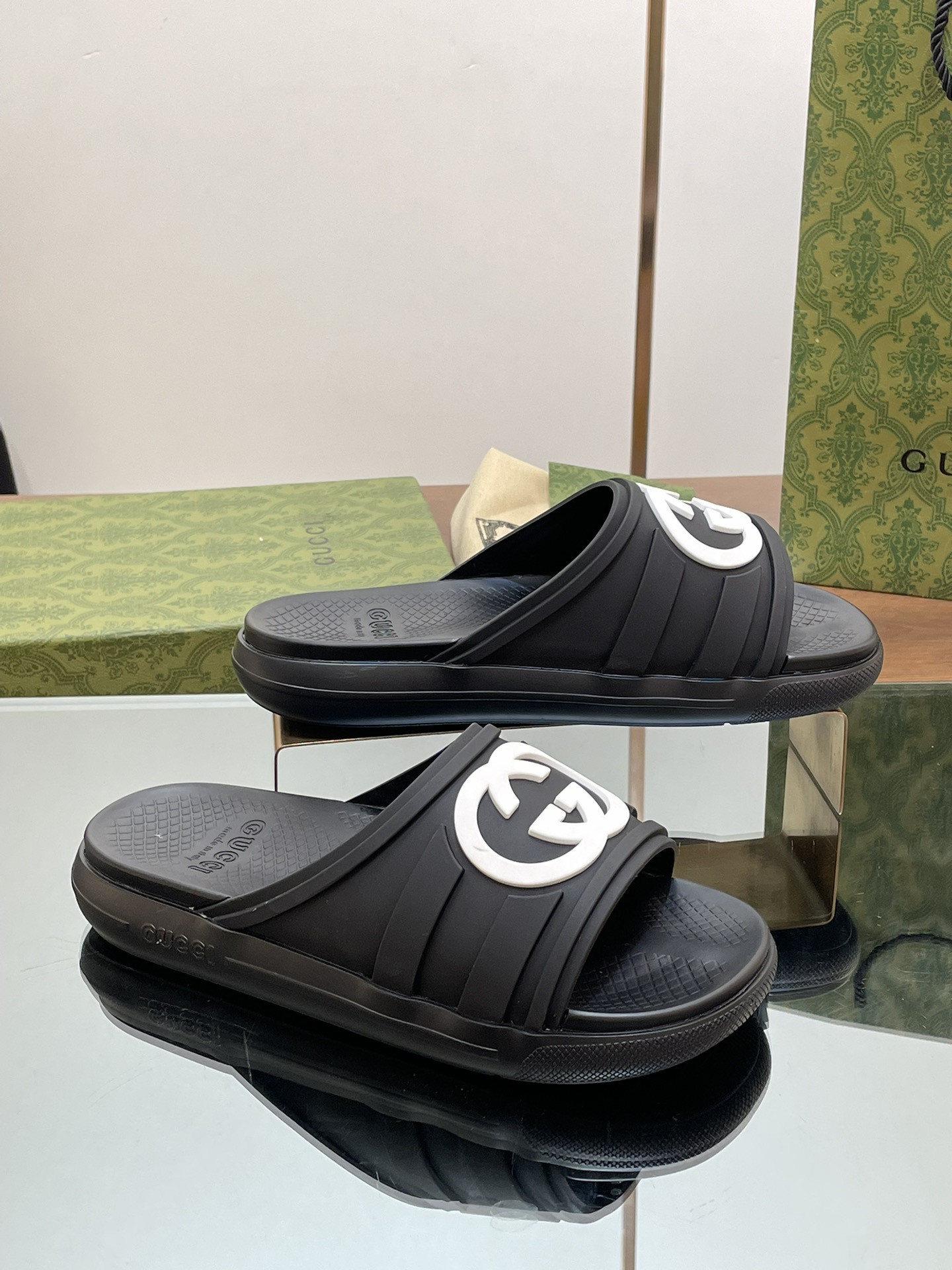 ua G*u*i interlocking g slide sandal