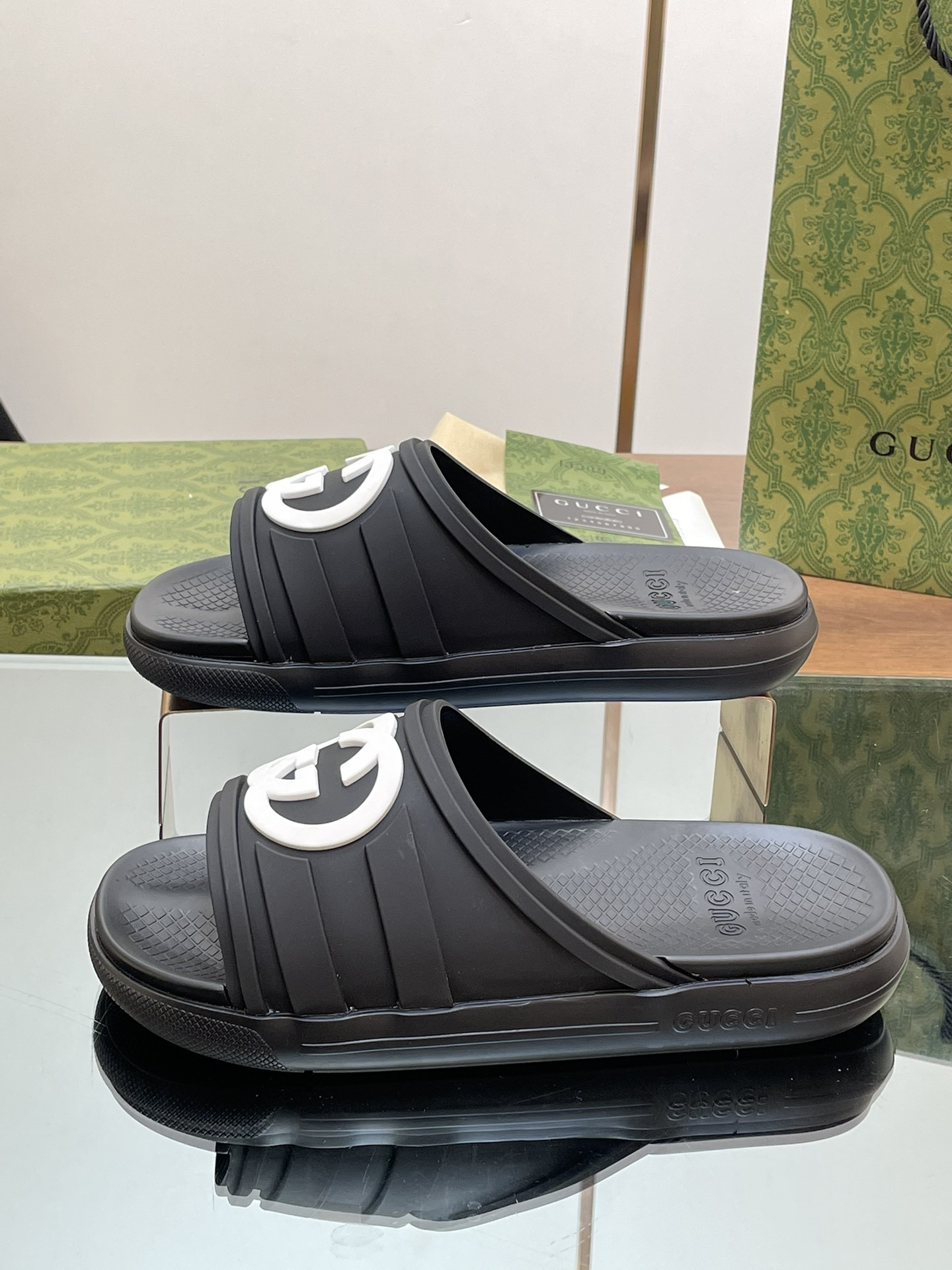 ua G*u*i interlocking g slide sandal