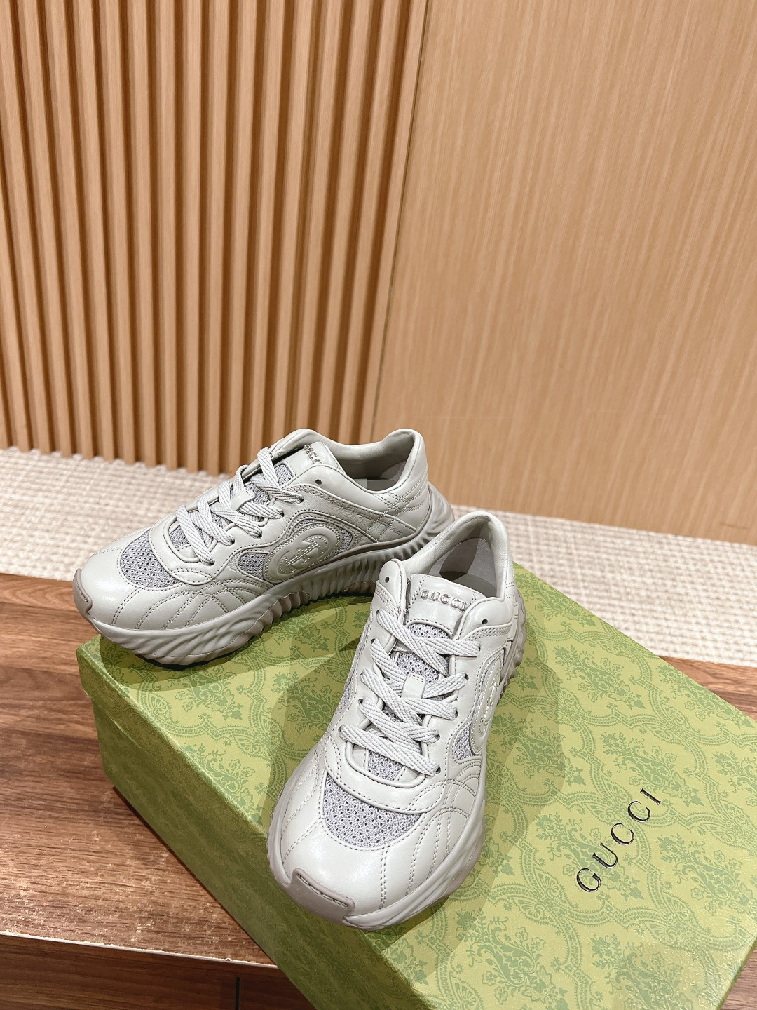 ua G*u*i ripple sneaker