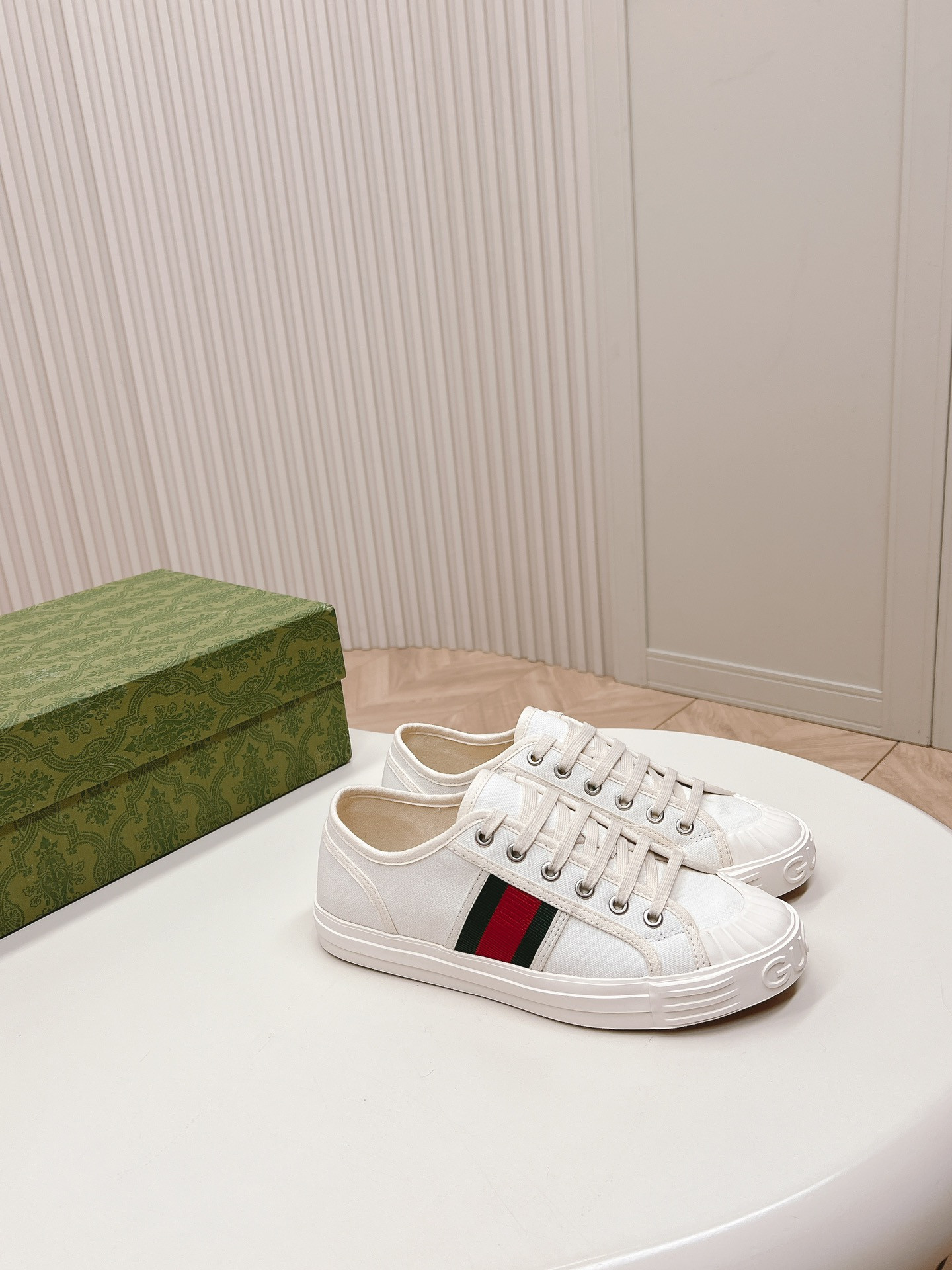 ua G*u*i sneaker with web