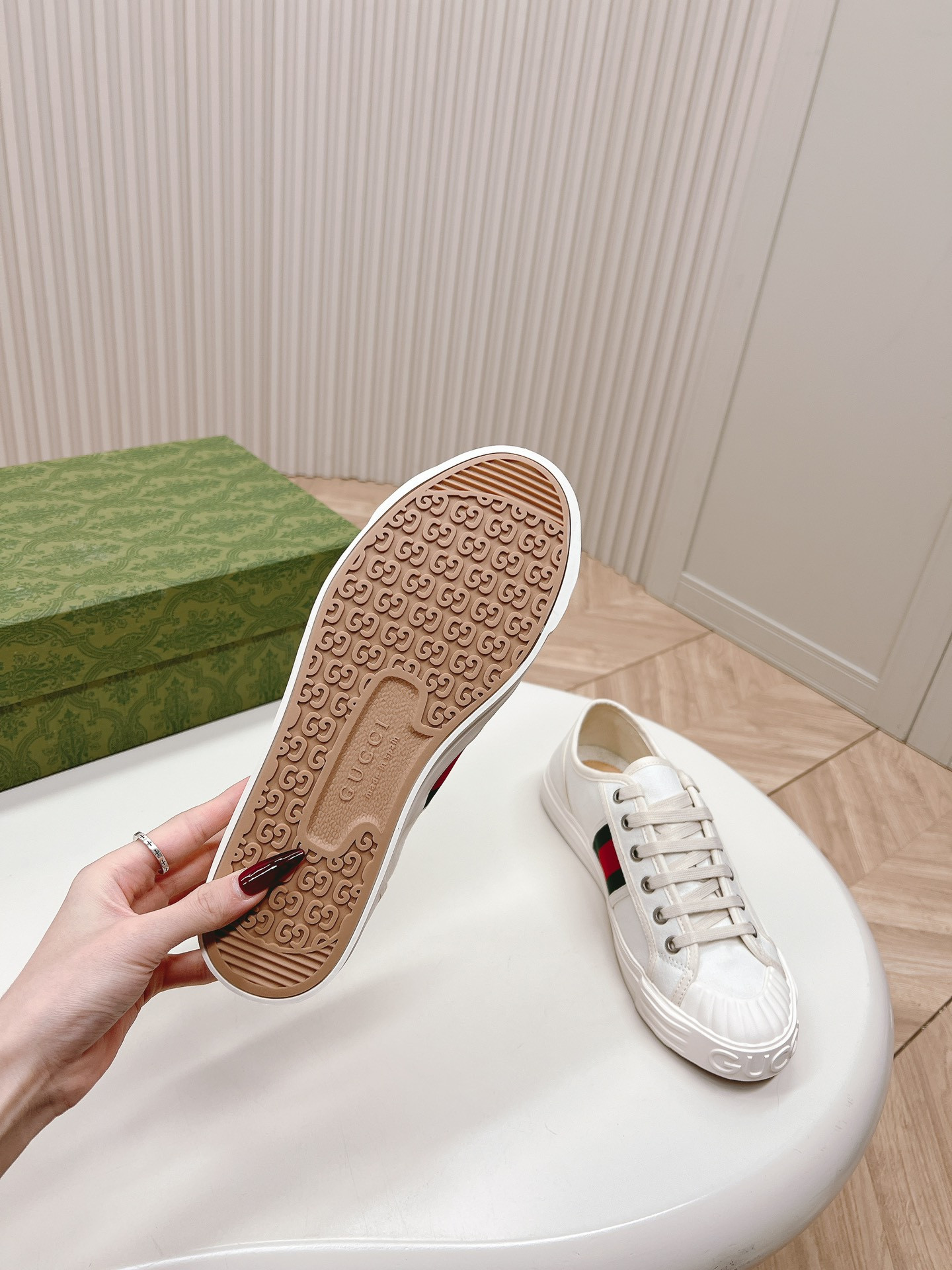 ua G*u*i sneaker with web