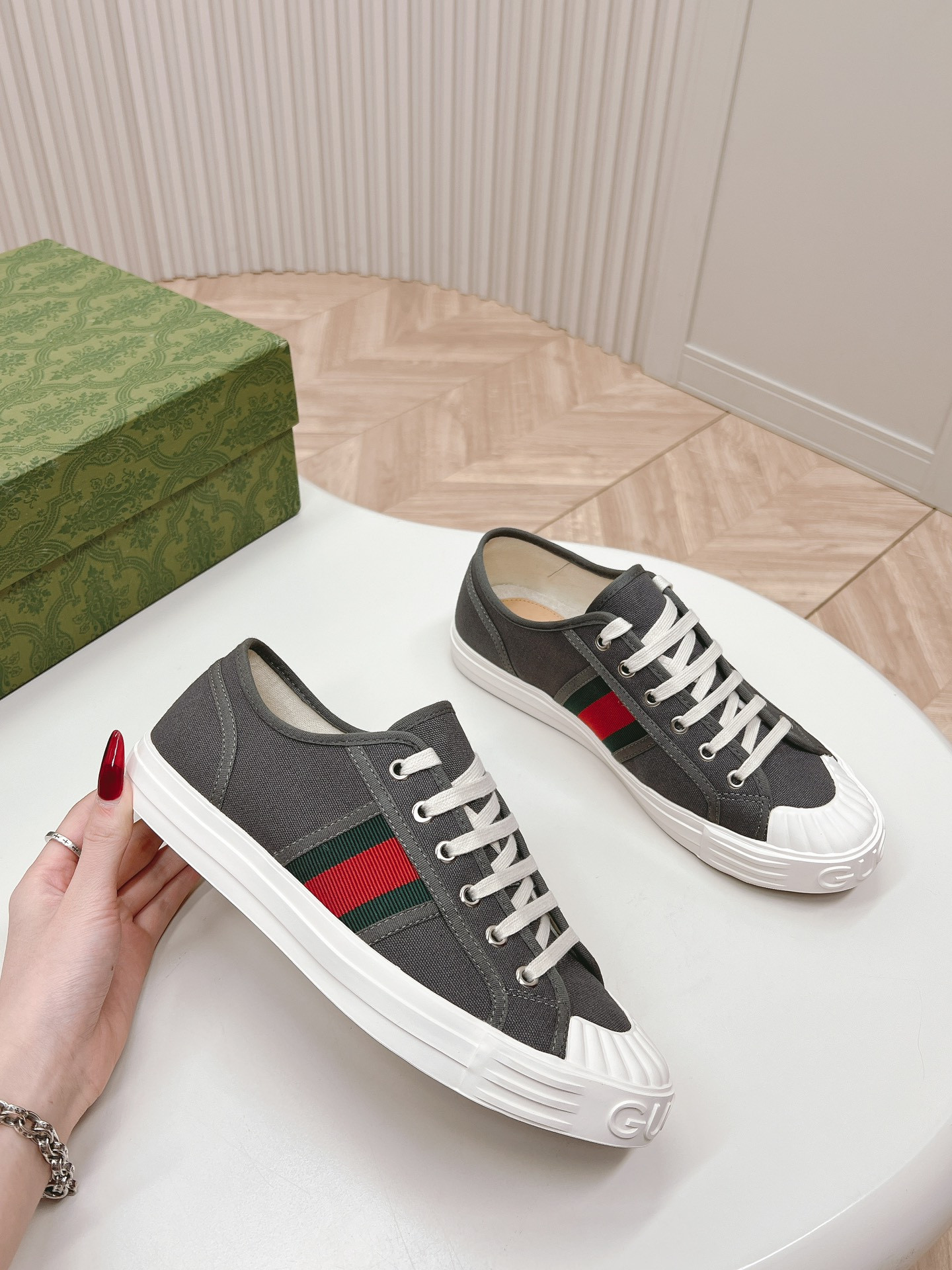 ua G*u*i sneaker with web