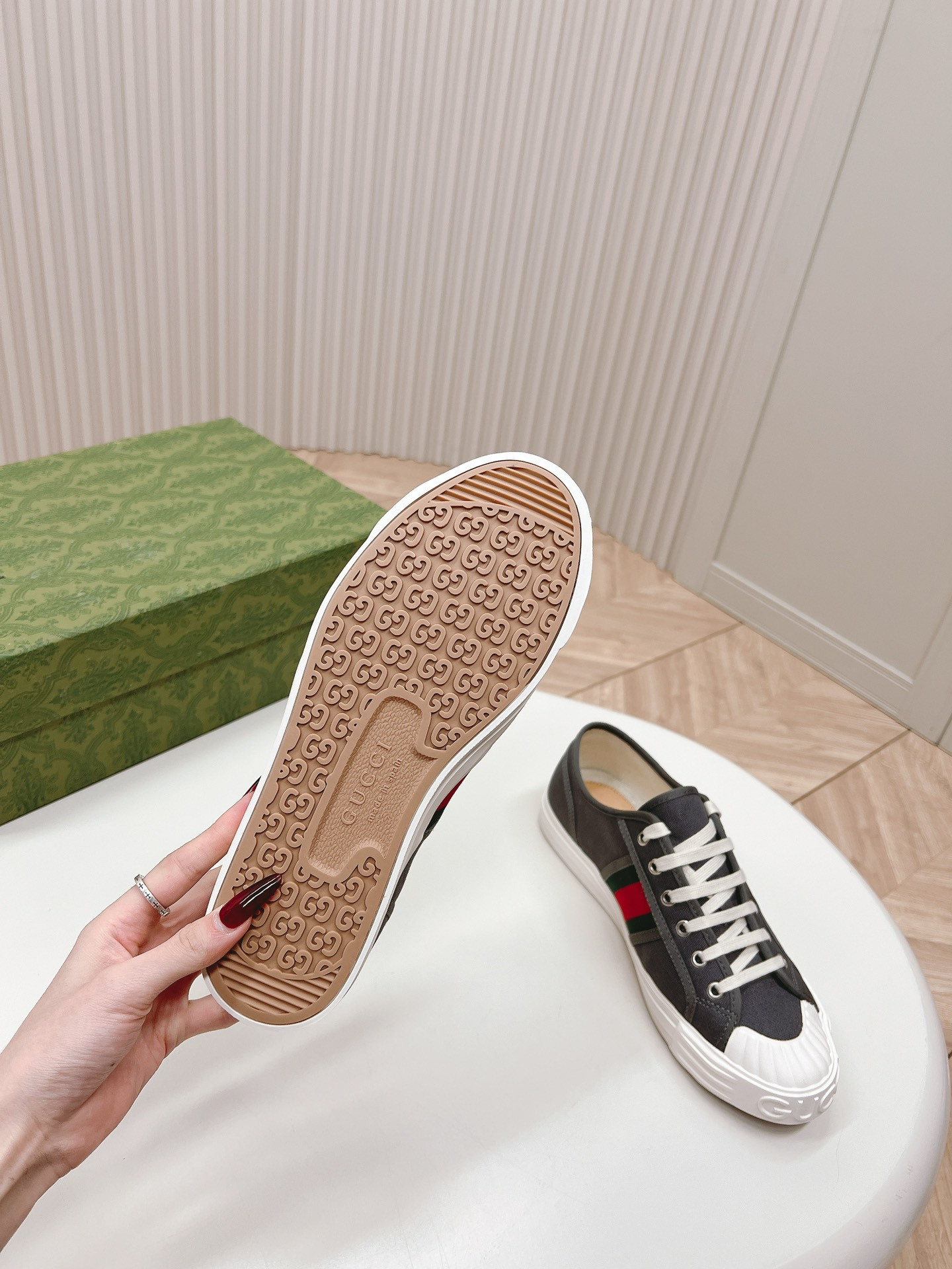 ua G*u*i sneaker with web