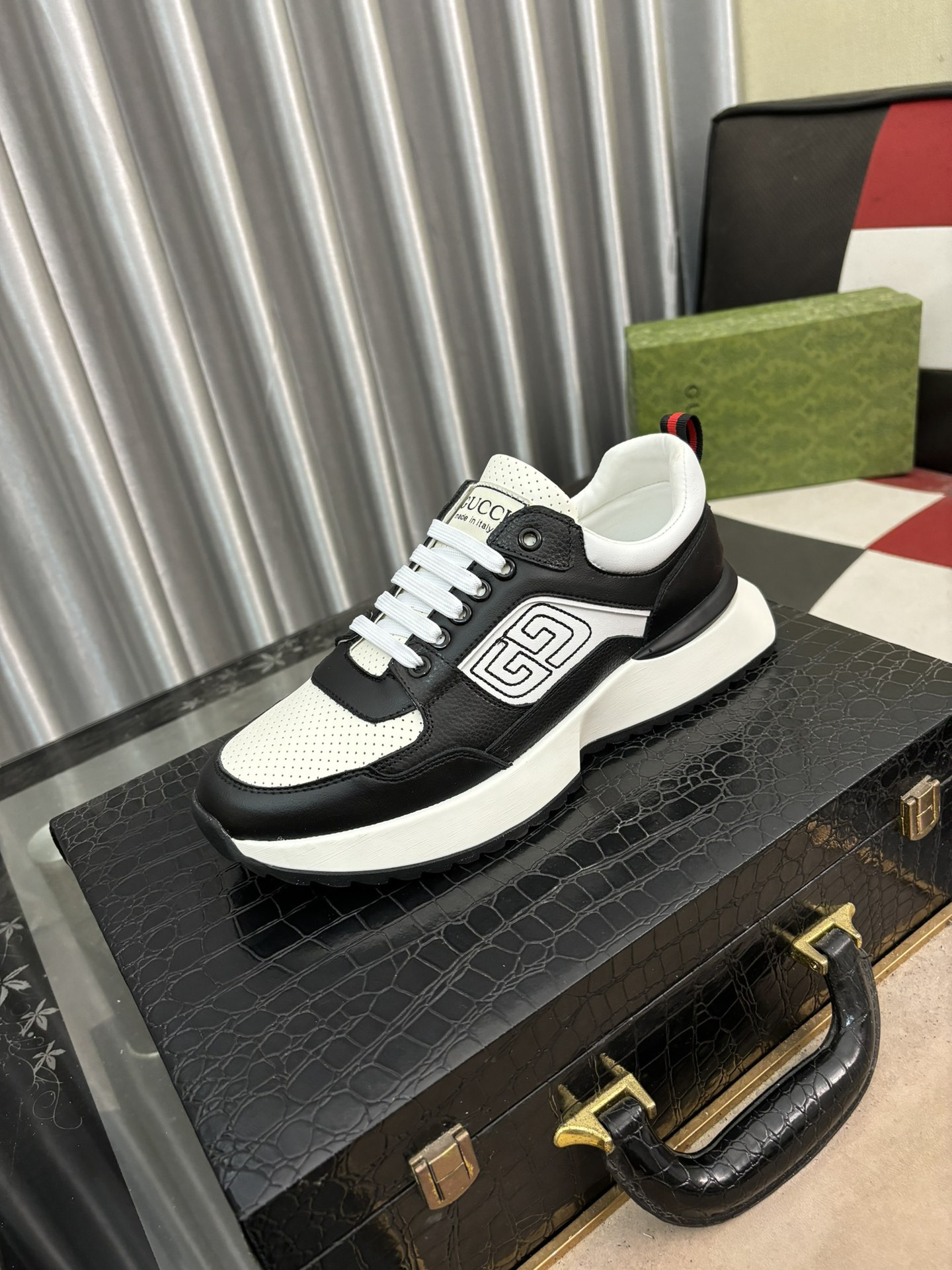 ua G*u*i run sneaker