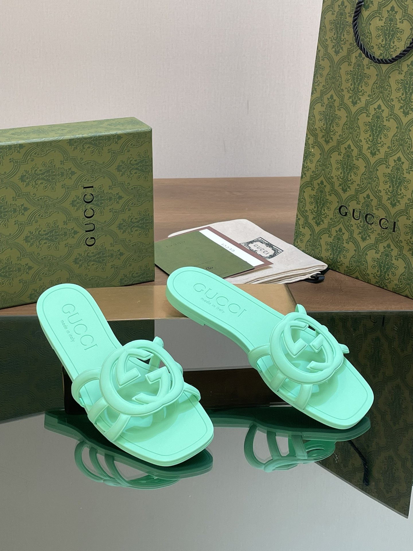 ua G*u*i interlocking g slide sandal pale green