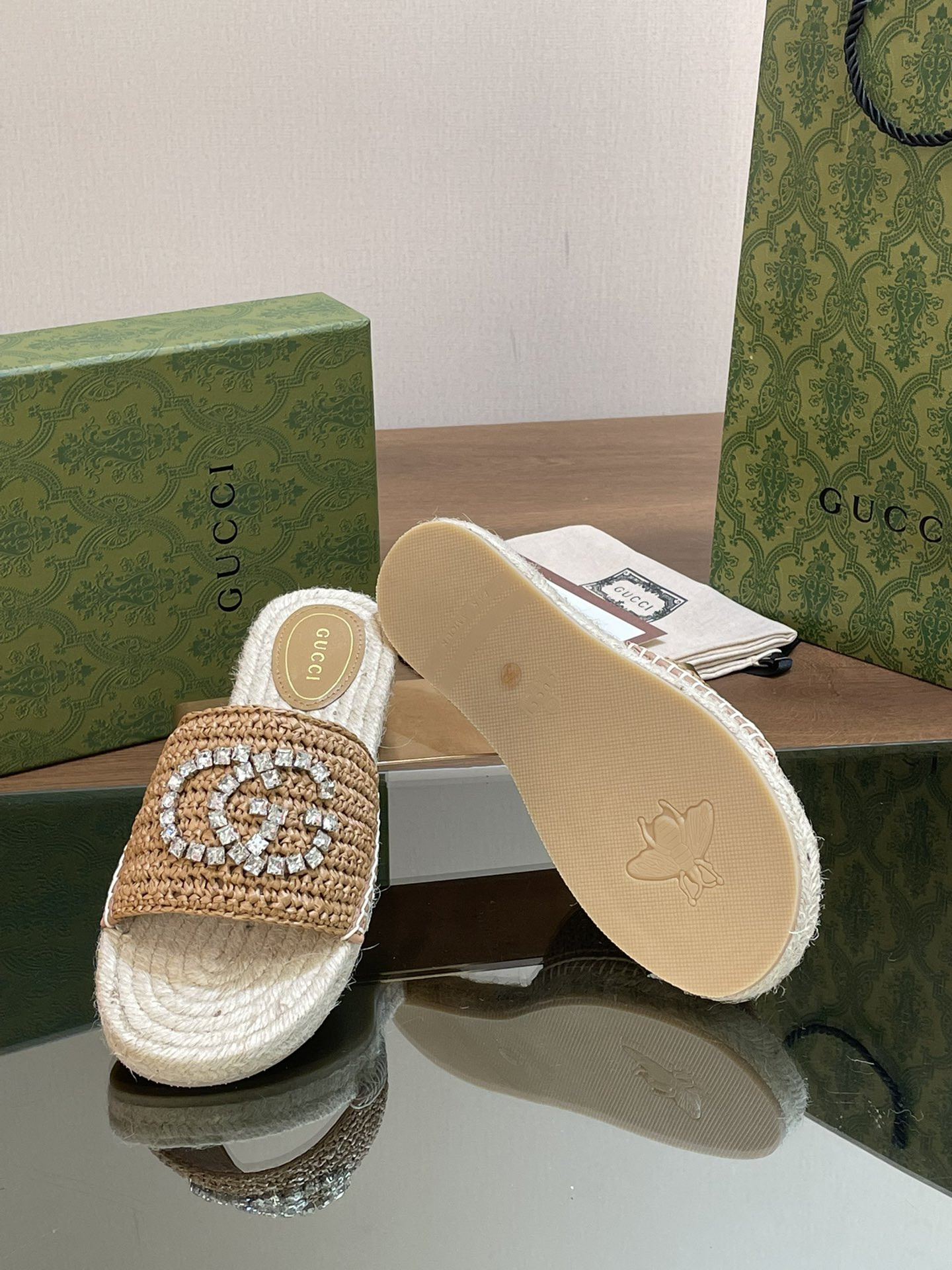 ua G*u*i women
