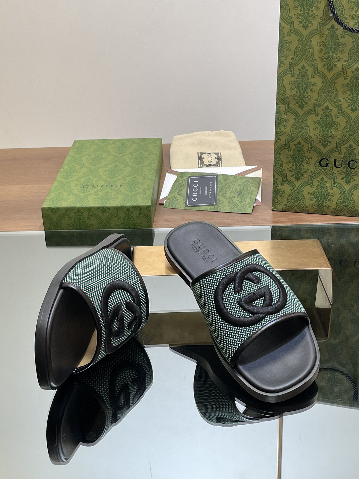 ua G*u*i interlocking g slide sandal