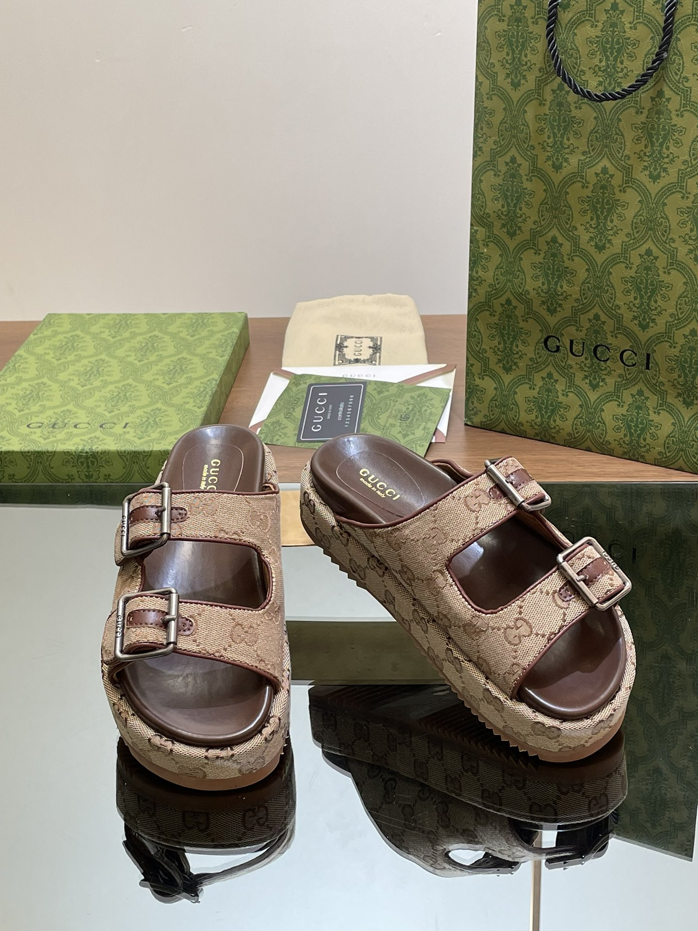 ua G*u*i  sandal with double g